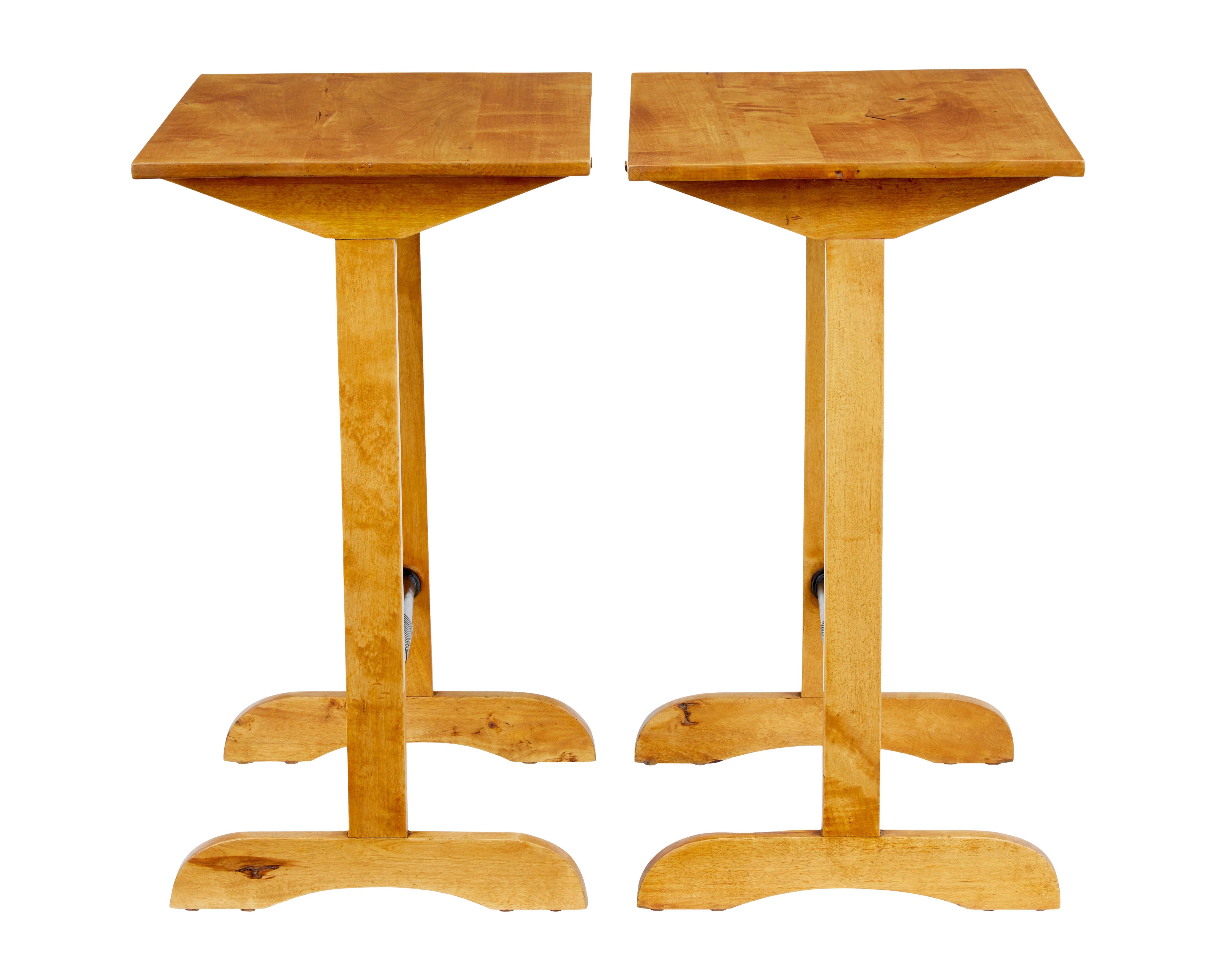 Schwedische Beistelltische aus Birke des frühen 20. Jahrhunderts, Paar (Art déco) im Angebot