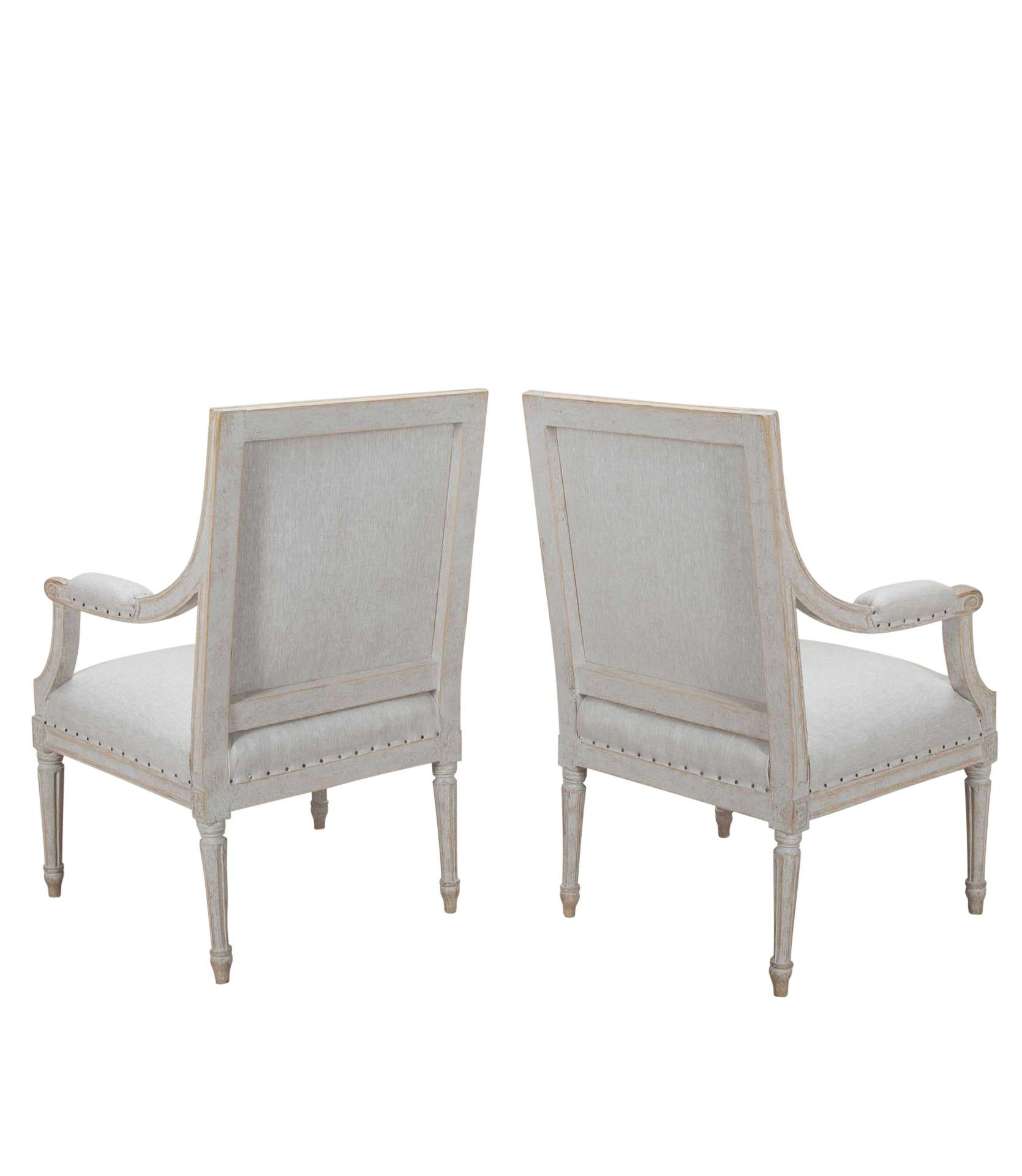 Paire de chaises suédoises de style gustavien du début du 20e siècle.
Simplement élégante, repeinte dans un gris doux. Rembourré en lin.
Vers 1910.