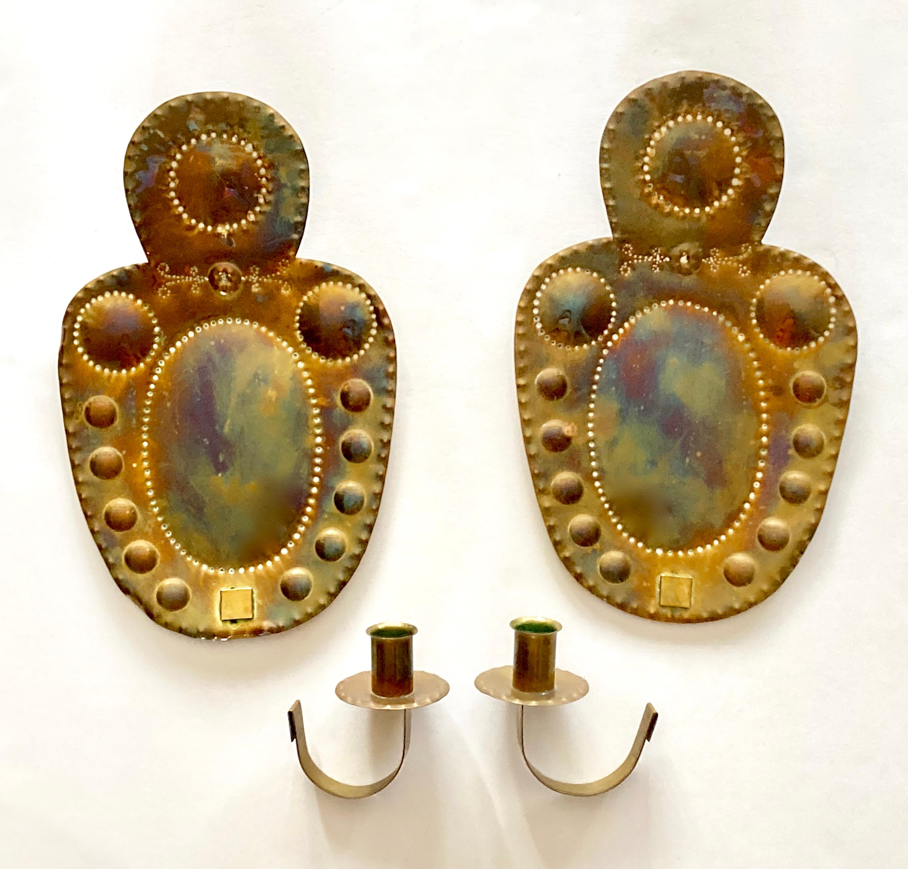 Pair of Early 20th Century Swedish Wall Candle Scones in Embossed/Hammered Brass In Good Condition In COLMAR, FR