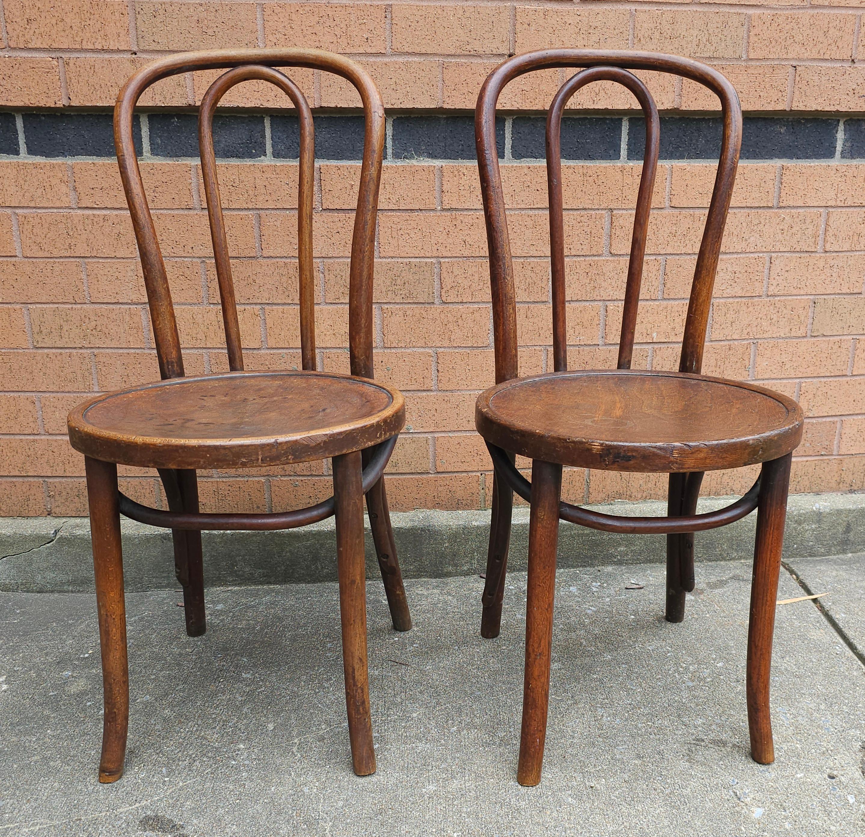 Paire de chaises de bistrot en bois de style Thonet du début du 20e siècle. Léger et très robuste.
Mesure 16,5