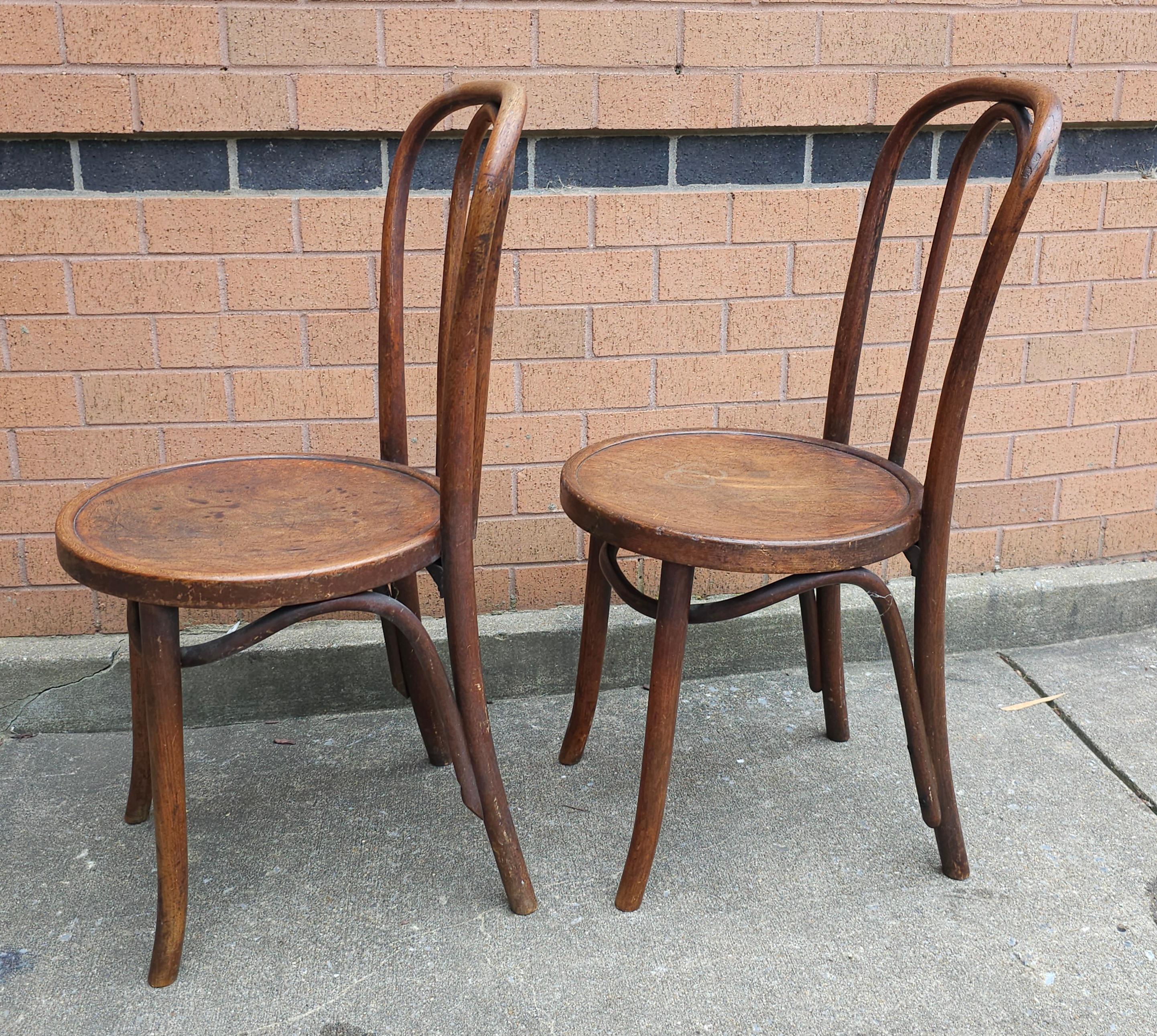 Fait main Paire de chaises de bistrot en bois breton du début du 20e siècle, style Thonet en vente