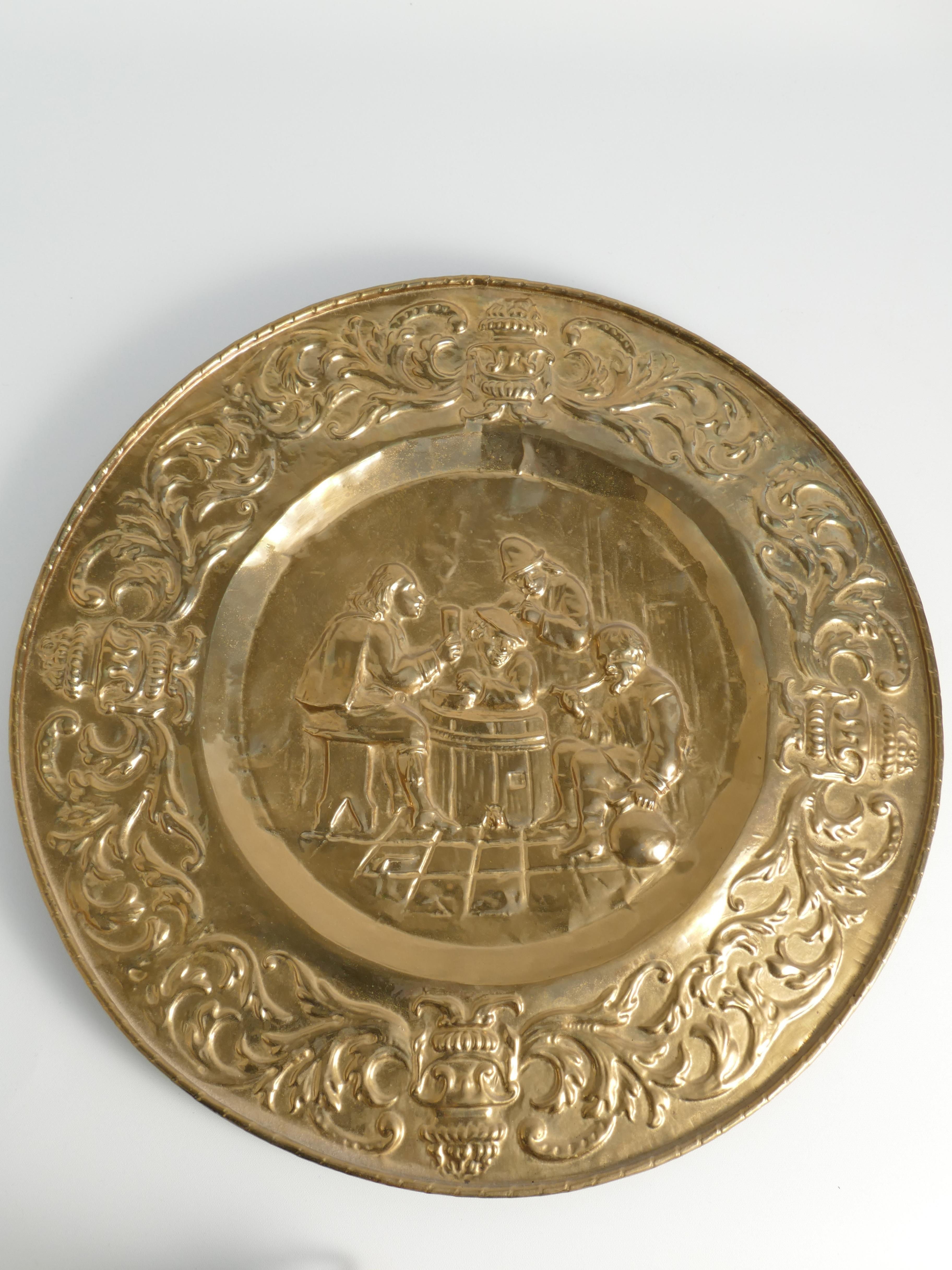 Pareja de Grandes Platos Colgantes de Latón Repoussé - Representaciones Tudor de una Taberna

Este impresionante par de grandes fuentes de pared de latón presenta intrincados diseños de estilo Tudor, con ricas decoraciones en relieve. Cada plato