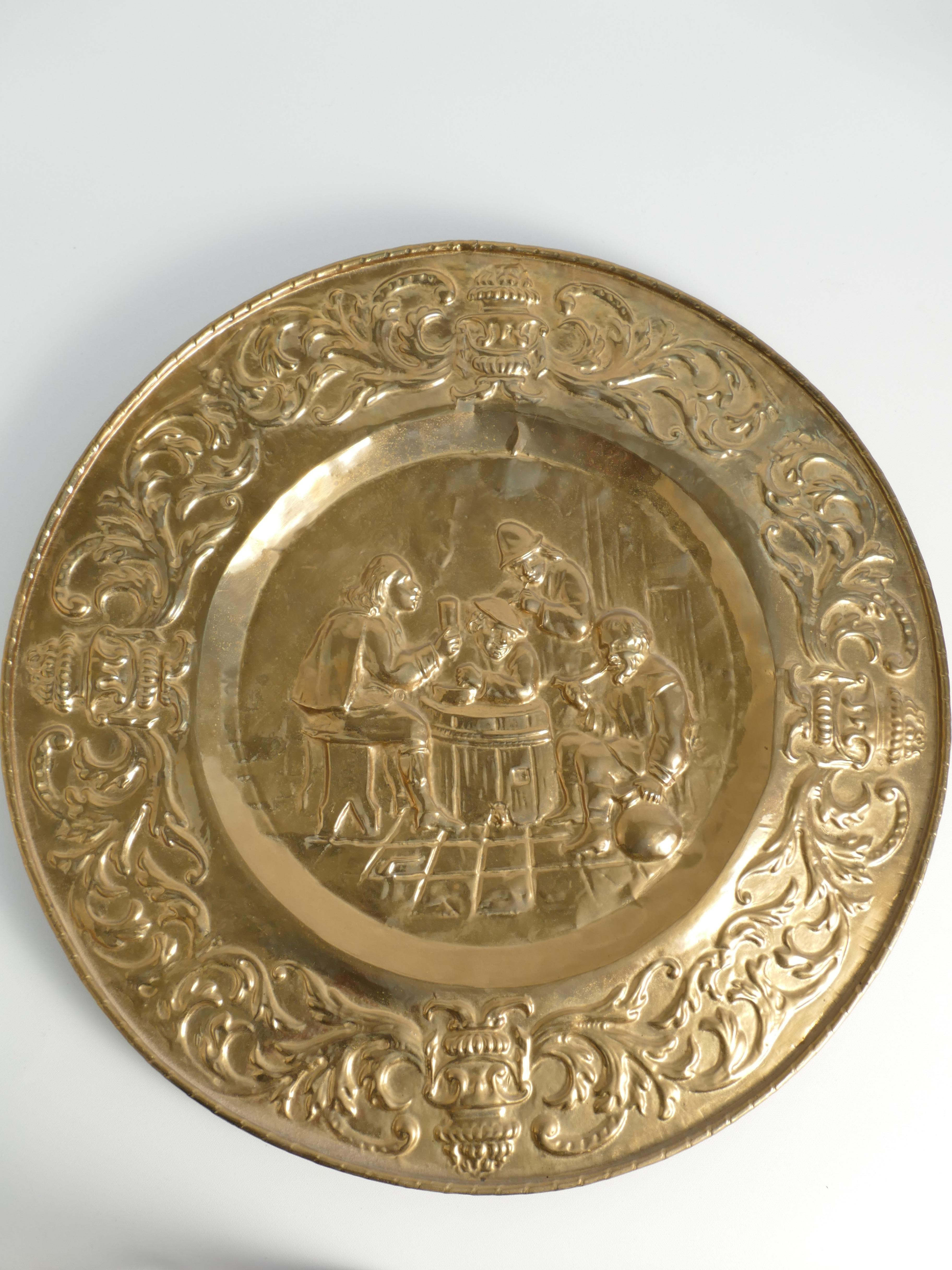 Pareja de placas de pared de latón repoussé estilo Tudor de principios del siglo XX, lote de 2 Inglés en venta