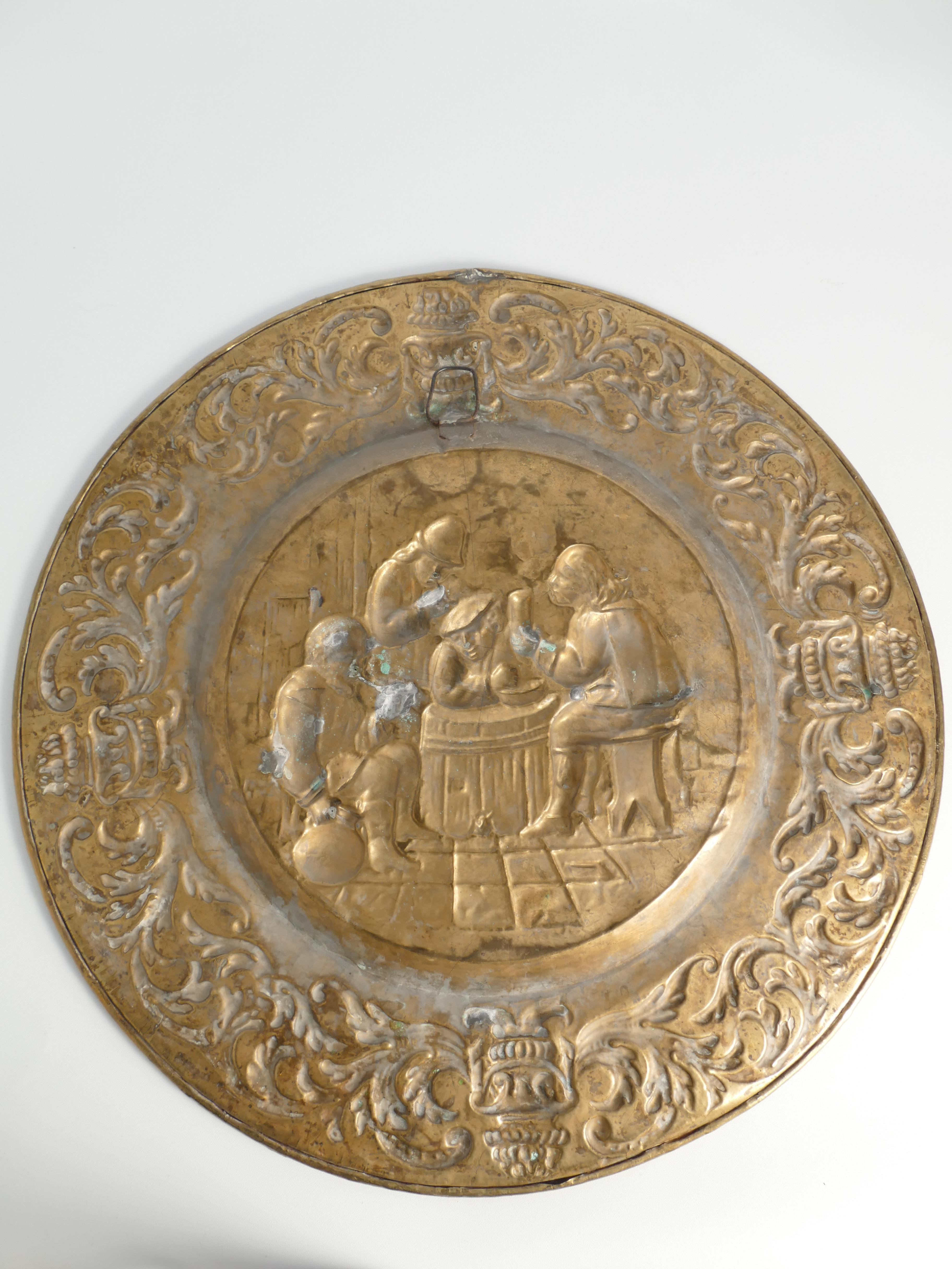 Pareja de placas de pared de latón repoussé estilo Tudor de principios del siglo XX, lote de 2 Hecho a mano en venta