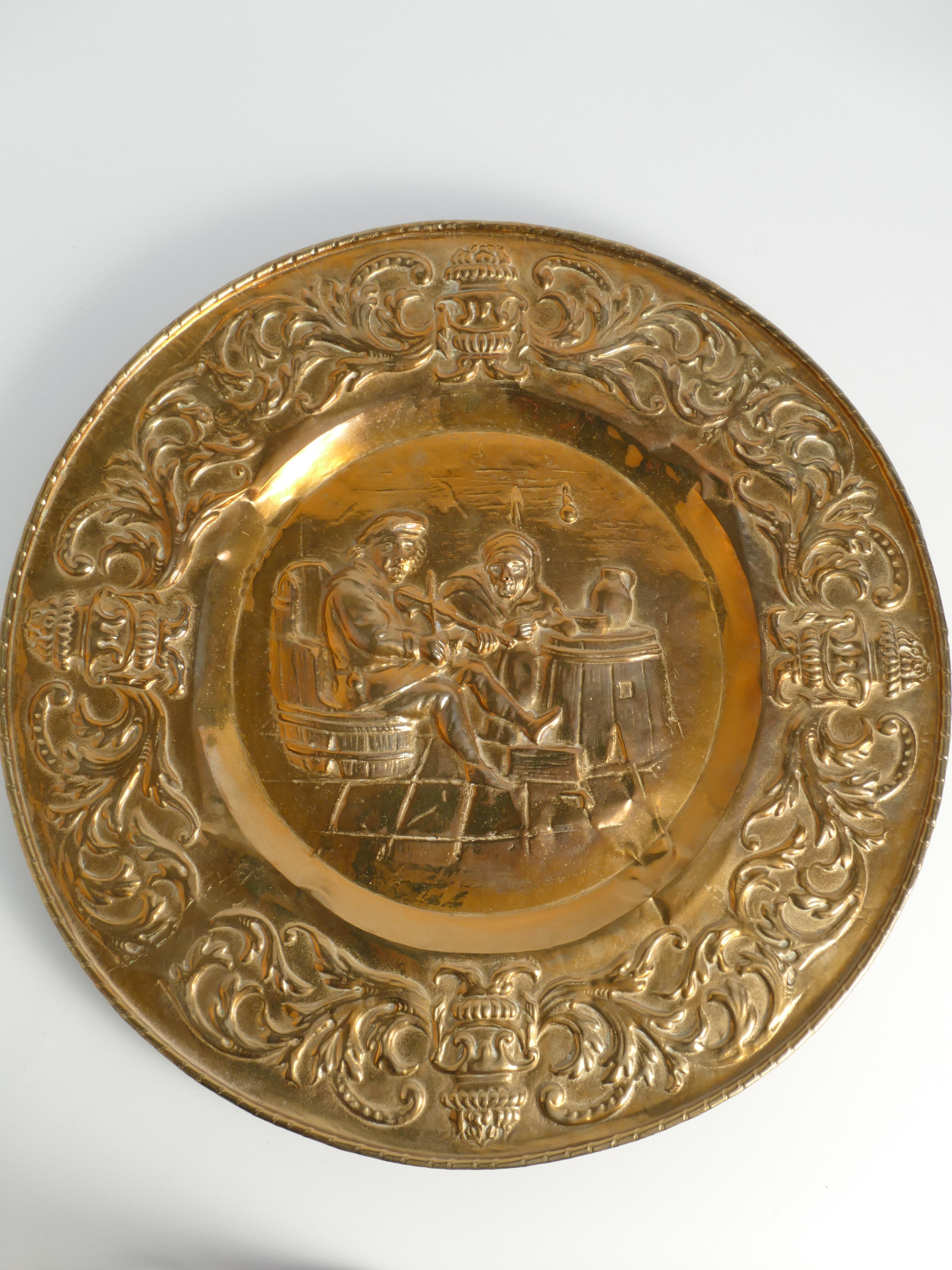 Pareja de placas de pared de latón repoussé estilo Tudor de principios del siglo XX, lote de 2 en Bueno estado para la venta en Grythyttan, SE