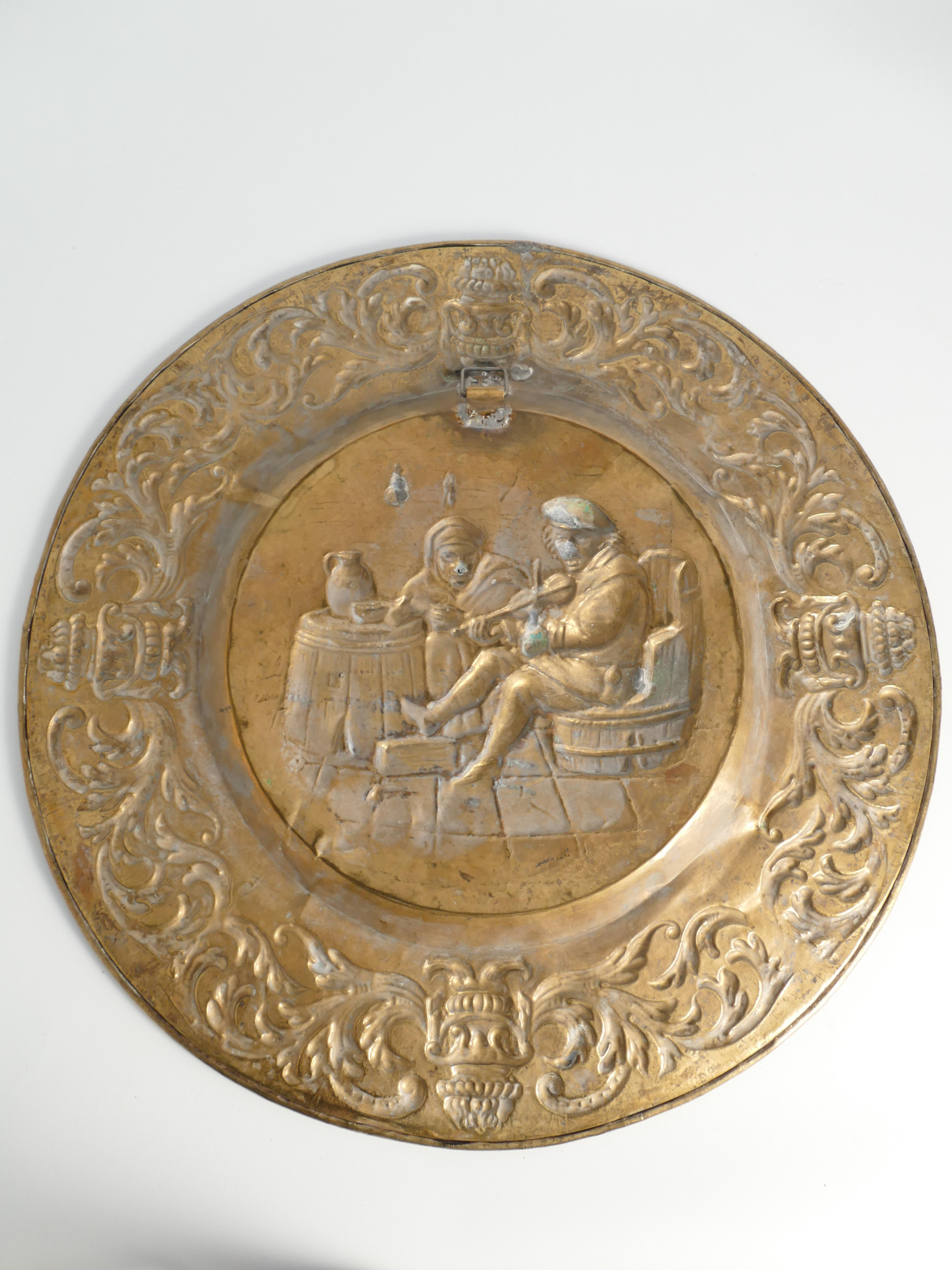 Pareja de placas de pared de latón repoussé estilo Tudor de principios del siglo XX, lote de 2 Latón en venta