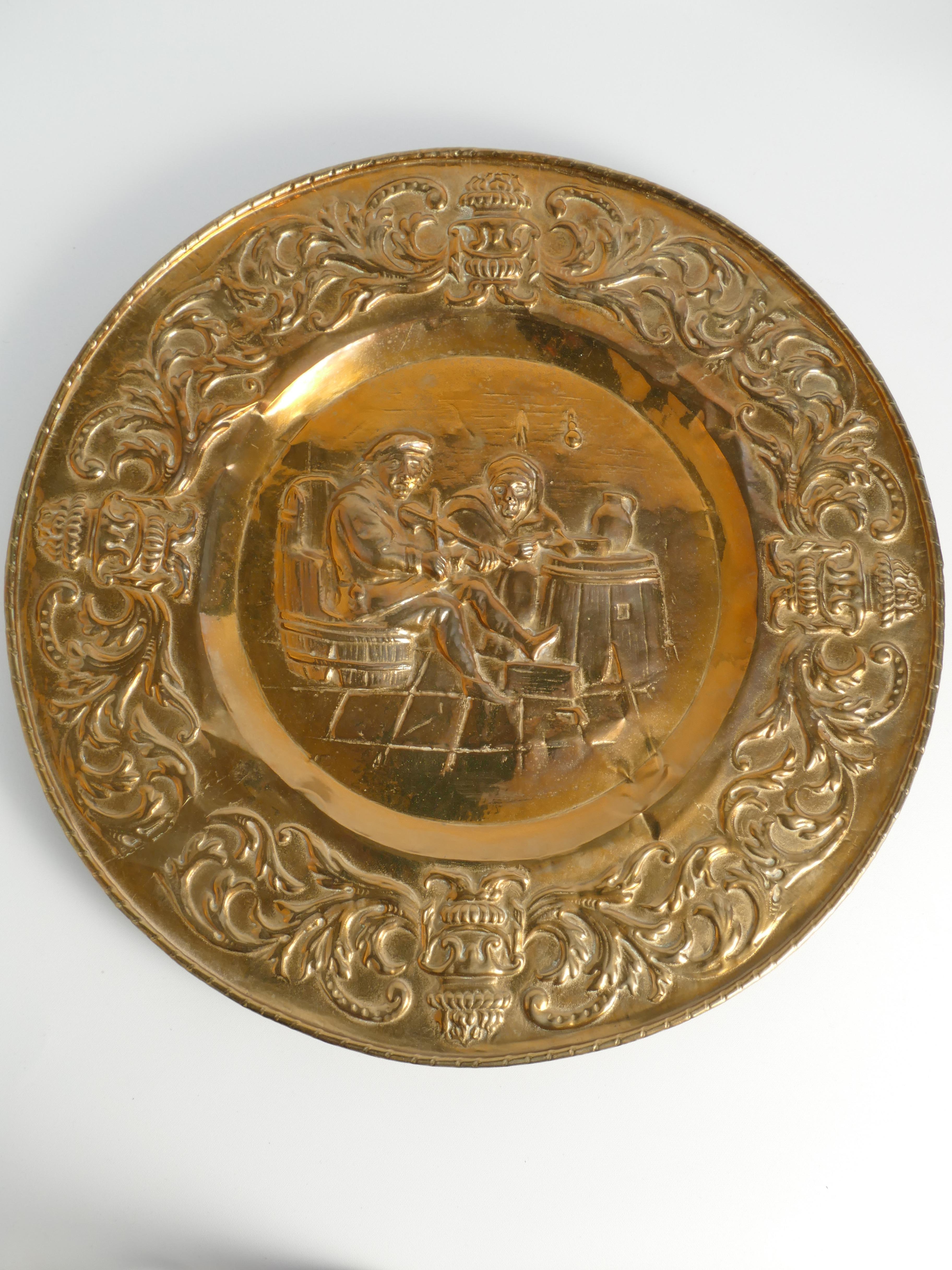 Pareja de placas de pared de latón repoussé estilo Tudor de principios del siglo XX, lote de 2 en venta 1