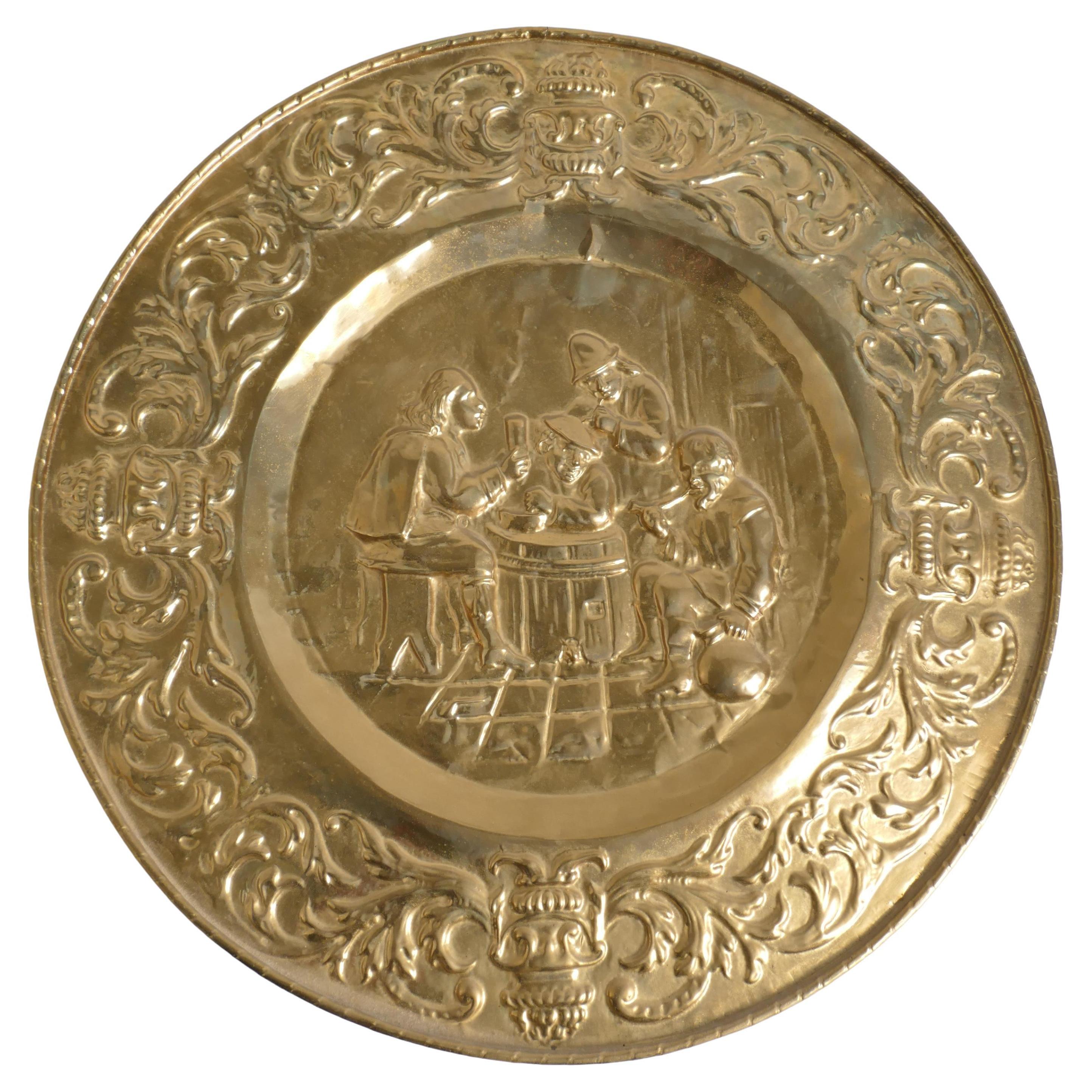 Pareja de placas de pared de latón repoussé estilo Tudor de principios del siglo XX, lote de 2 en venta