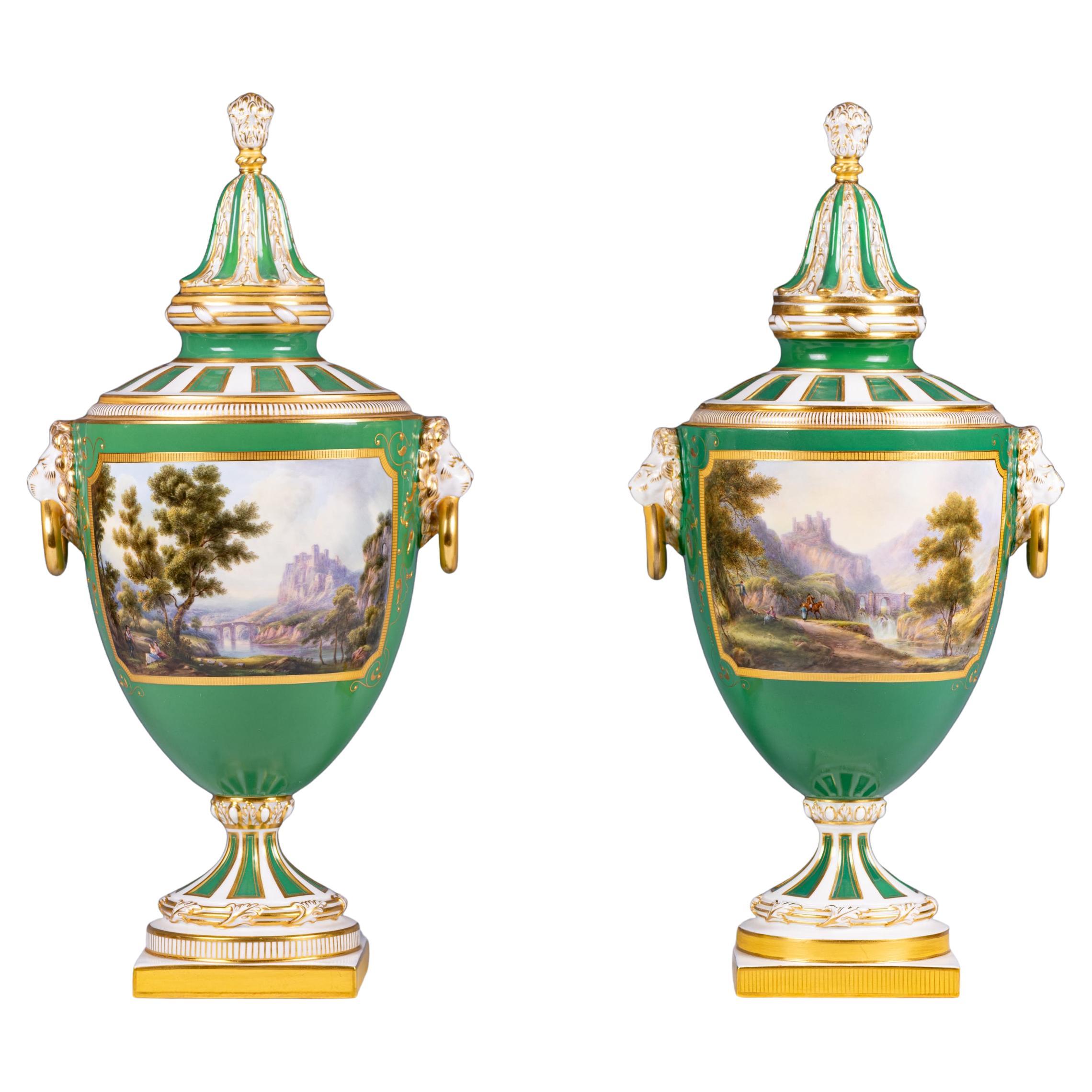 Coppia di vasi dei primi del Novecento di Royal Worcester dipinti da Harry A. Davis