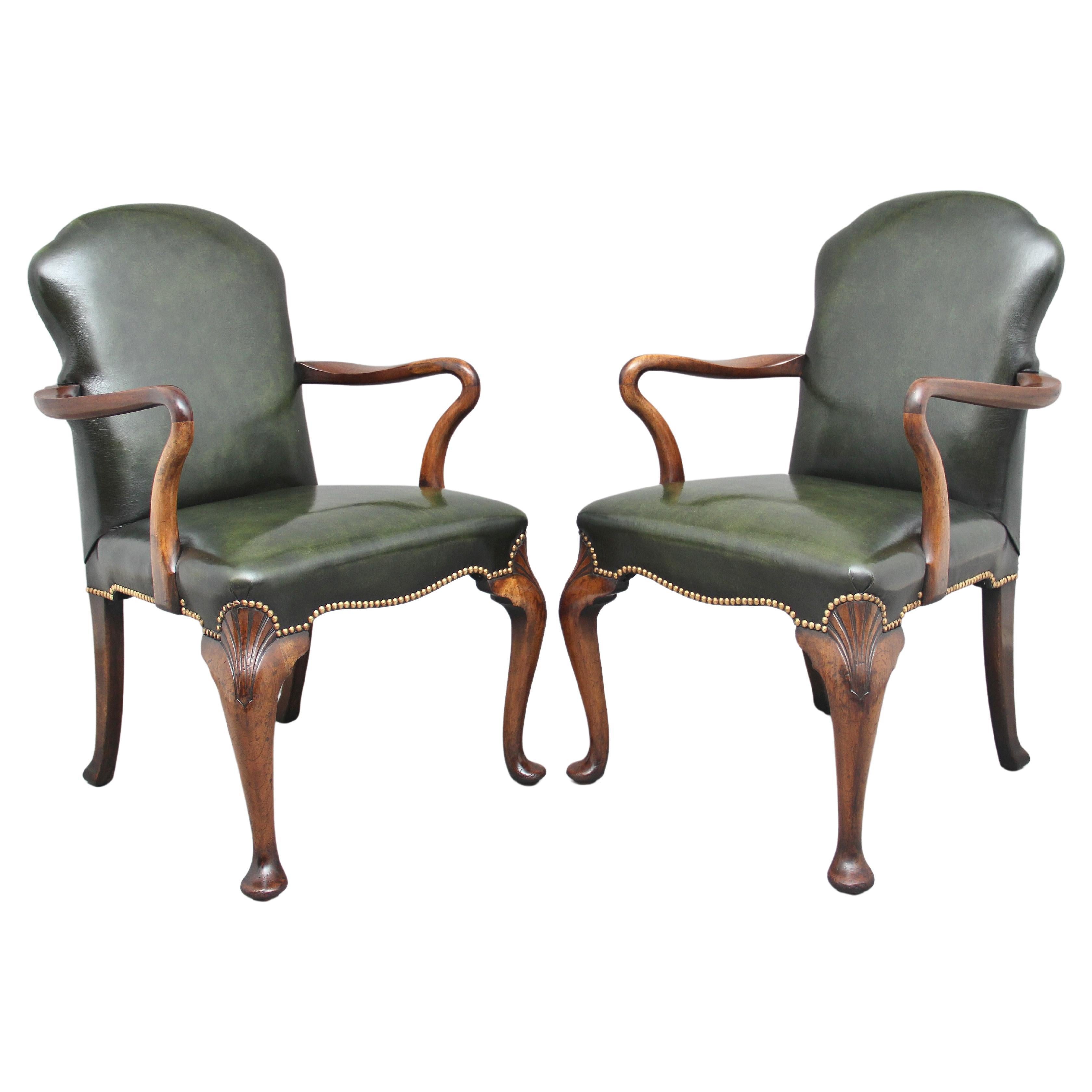 Paar Sessel aus Nussbaumholz des frühen 20.