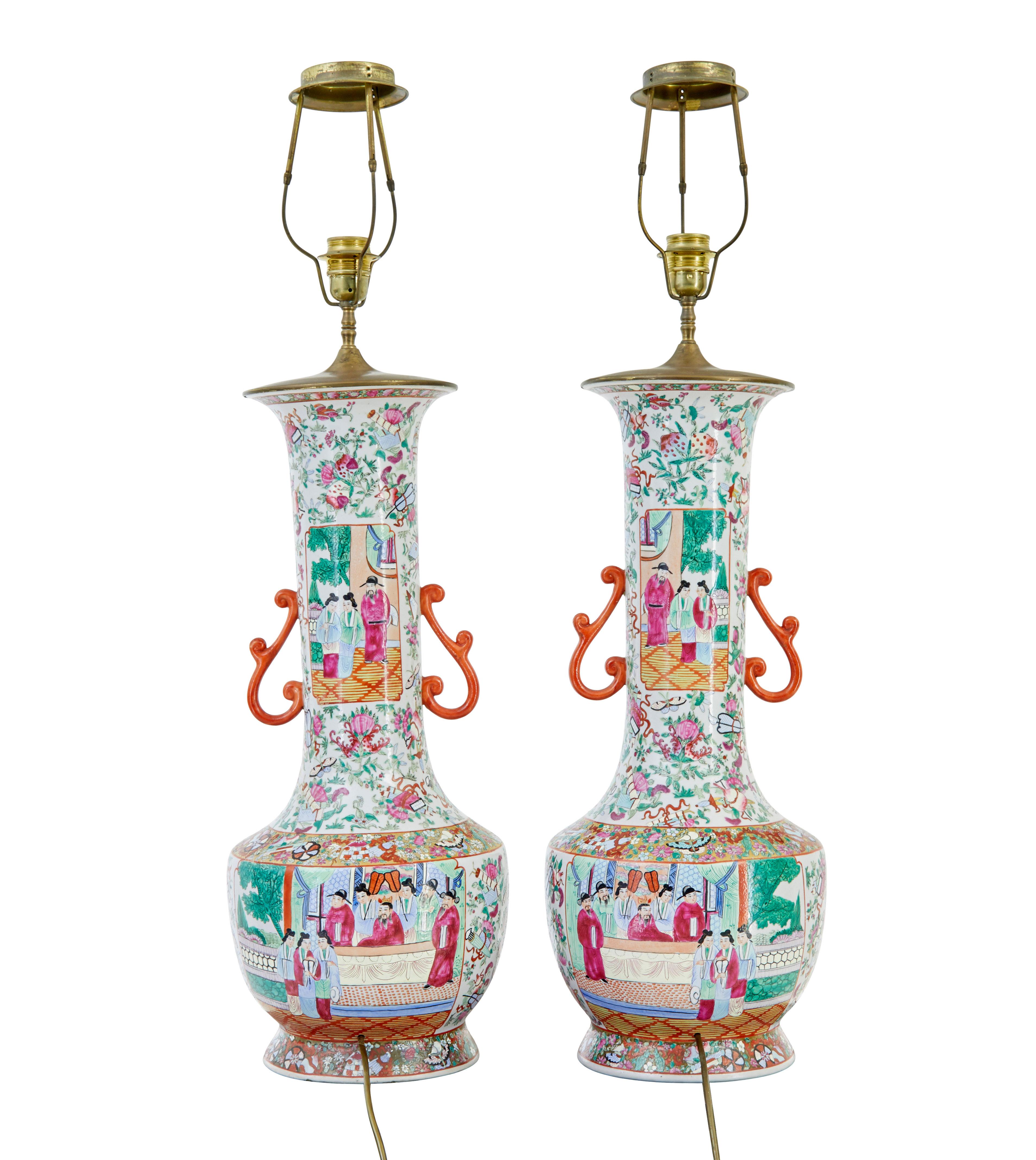 Pareja de grandes lámparas jarrón cantonesas chinas de principios del siglo XX, hacia 1910.

Bellamente pintado a mano en verde, rosa y naranja sobre fondo blanco. Son un par izquierdo y derecho y siempre han sido un par.

Más tarde se convirtió en