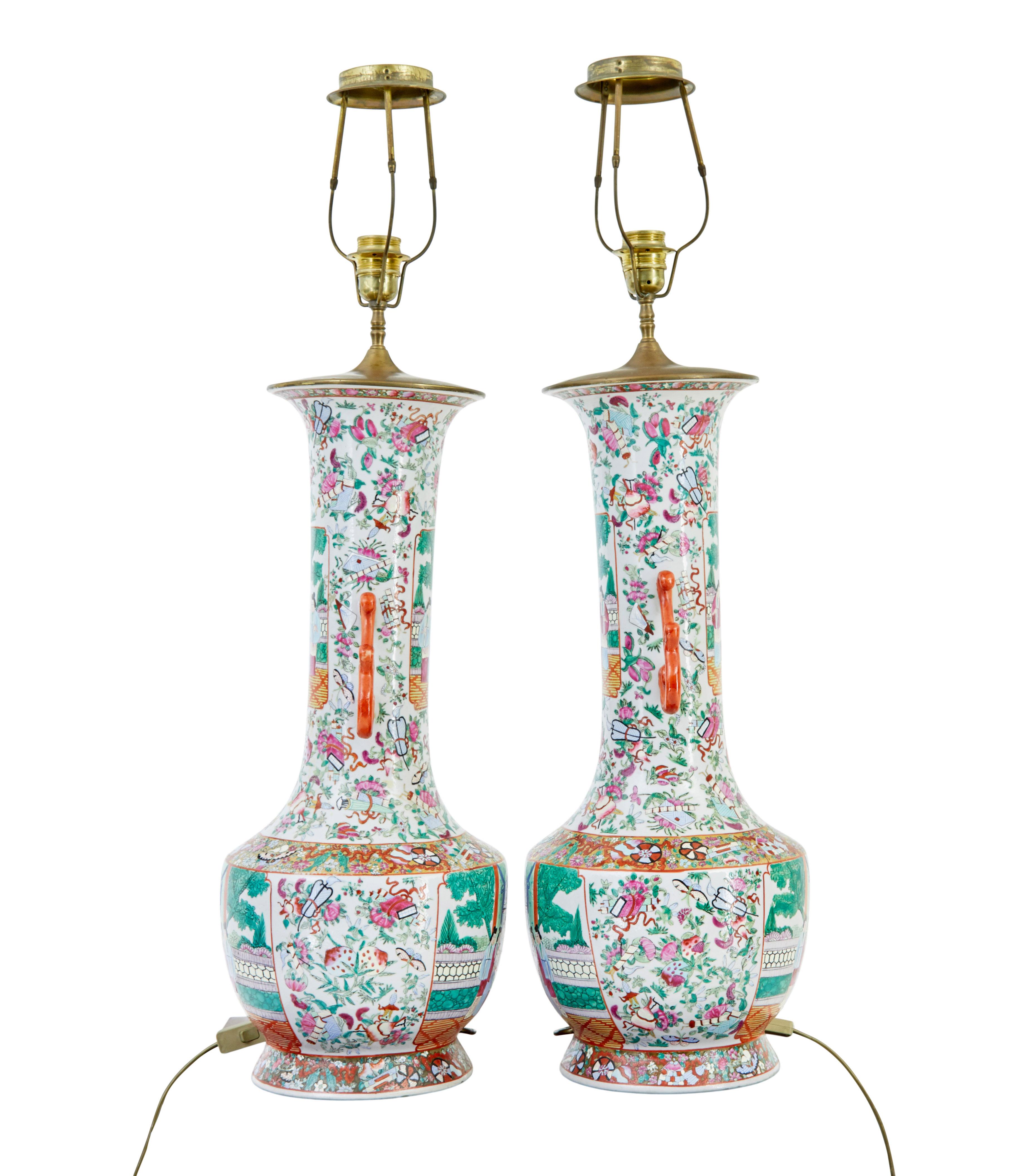 Pareja de grandes lámparas jarrón cantonesas chinas de principios del siglo XX Chino en venta