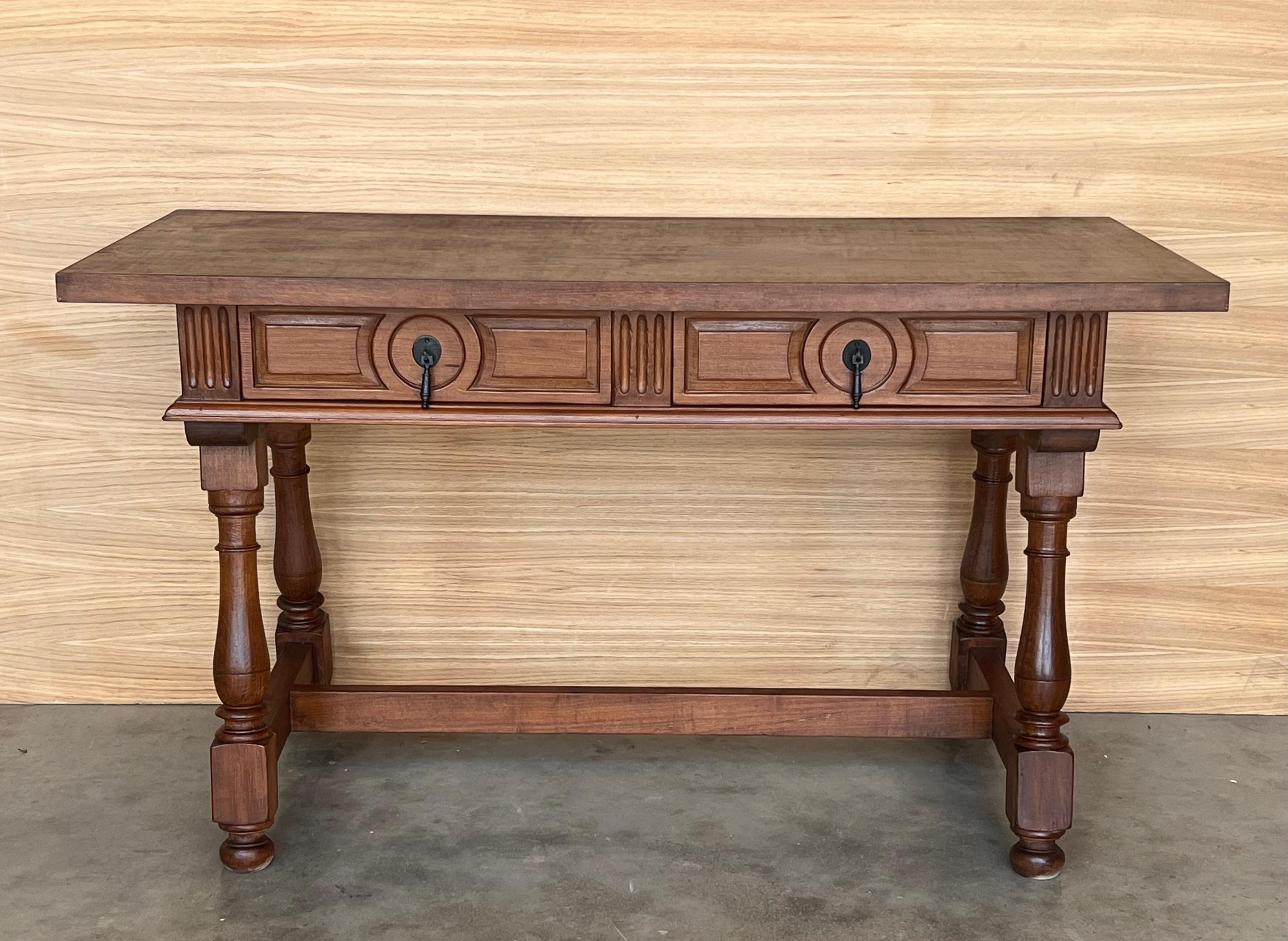 Charmante table de ferme en pin espagnol du début du 20e siècle, avec quatre pieds et un tréteau latéral à l'arrière, et une finition merveilleusement bien usée par un siècle d'utilisation. 

Hauteur des tiroirs : 23.42 in