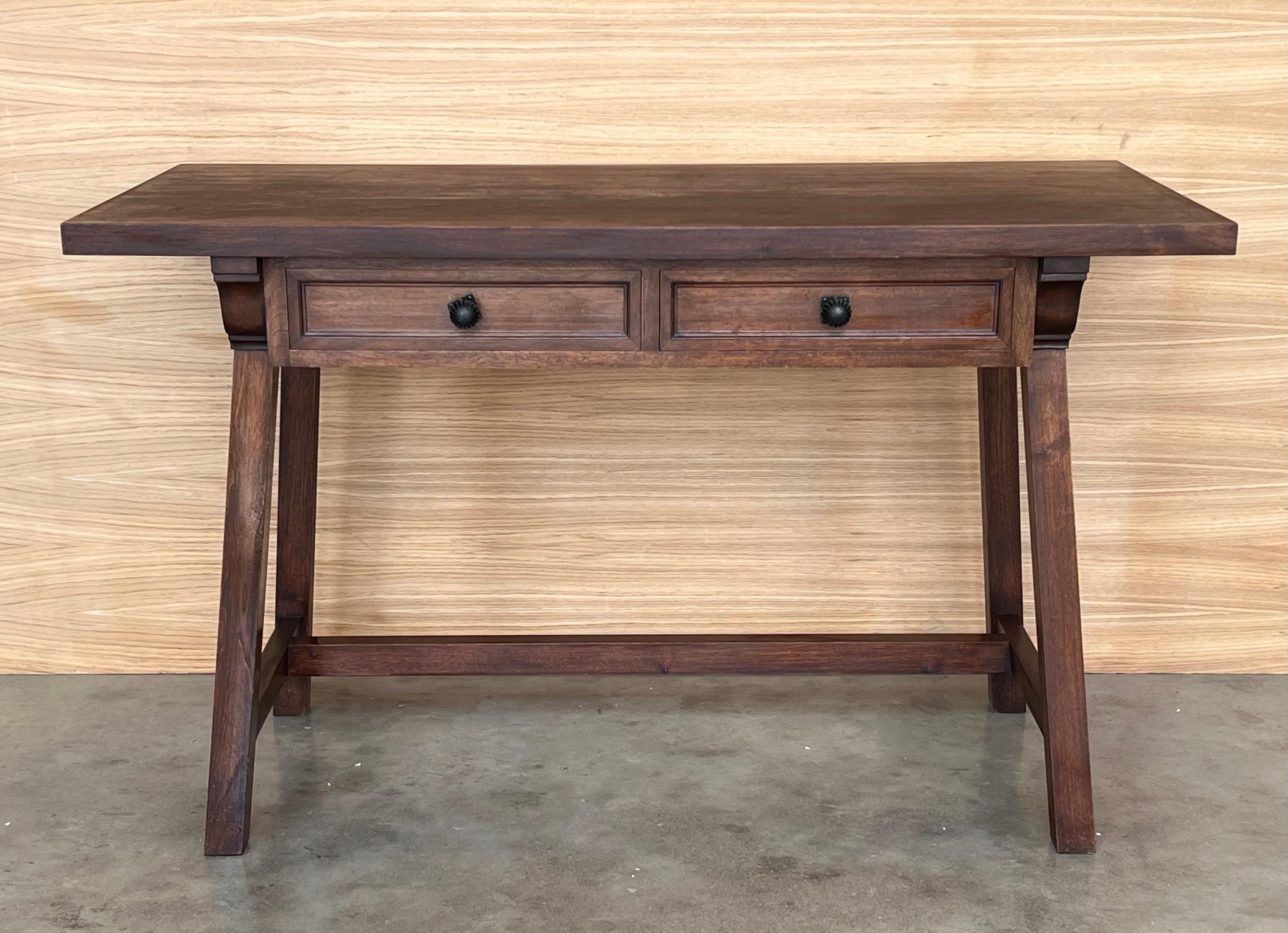 Charmante table de ferme en pin espagnol du début du 20e siècle, avec quatre pieds et un tréteau latéral à l'arrière, et une finition merveilleusement bien usée par un siècle d'utilisation. 

Hauteur des tiroirs : 23.42 in