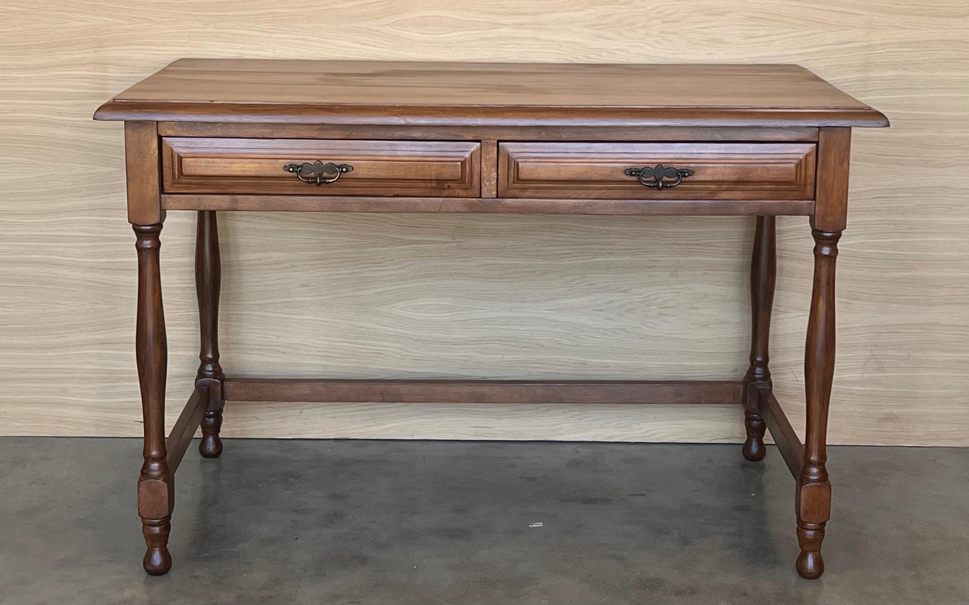 Charmante table de ferme en pin espagnol du début du 20e siècle, avec quatre pieds et un tréteau latéral à l'arrière, et une finition merveilleusement bien usée par un siècle d'utilisation. 

Hauteur des tiroirs : 23.81in