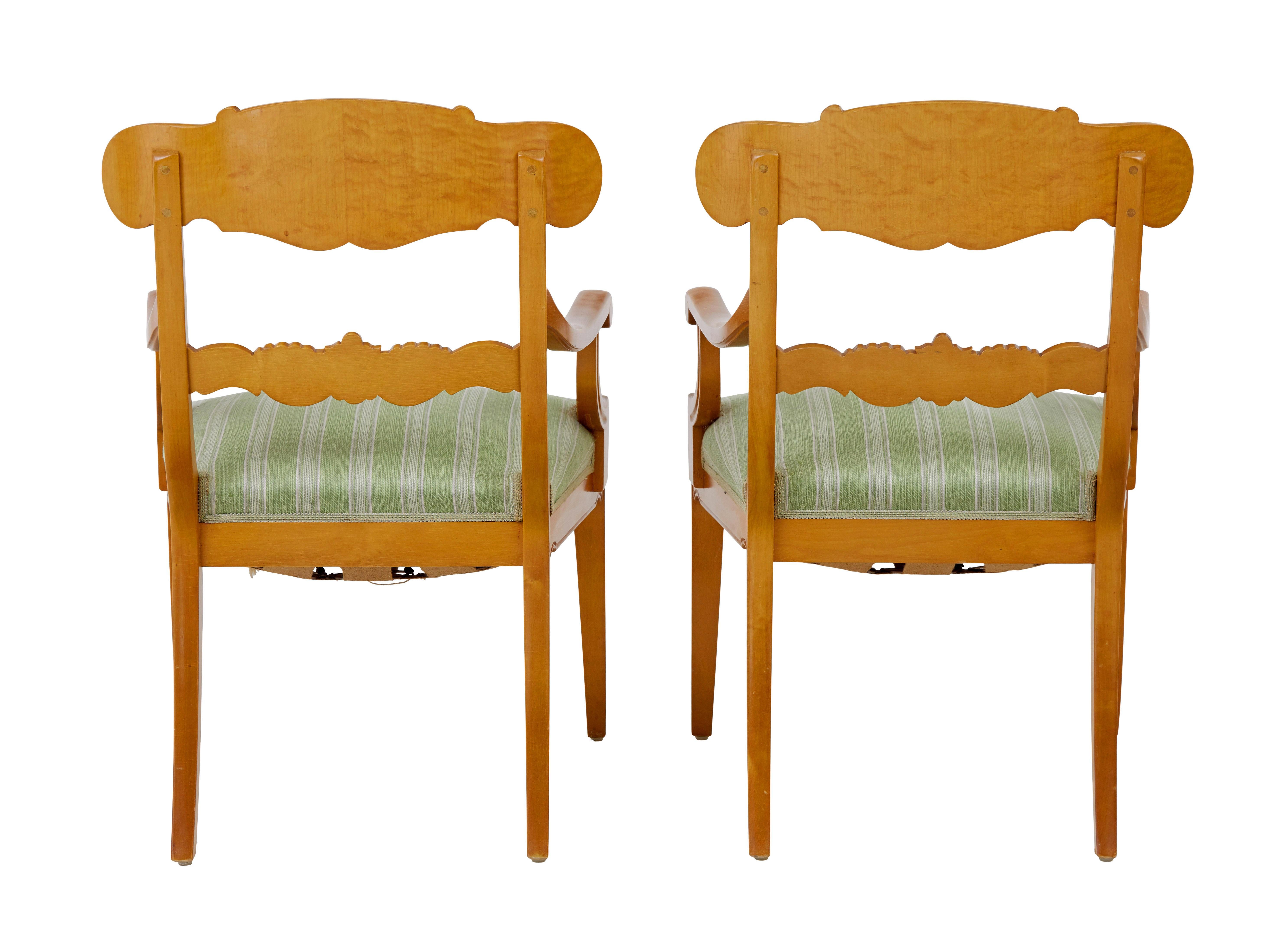 Svedese Coppia di poltrone svedesi in betulla intagliata dei primi del Novecento in vendita