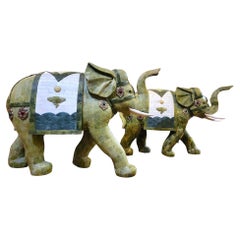 Paire de sculptures d'éléphants antiques sculptées en os du début du 20e siècle