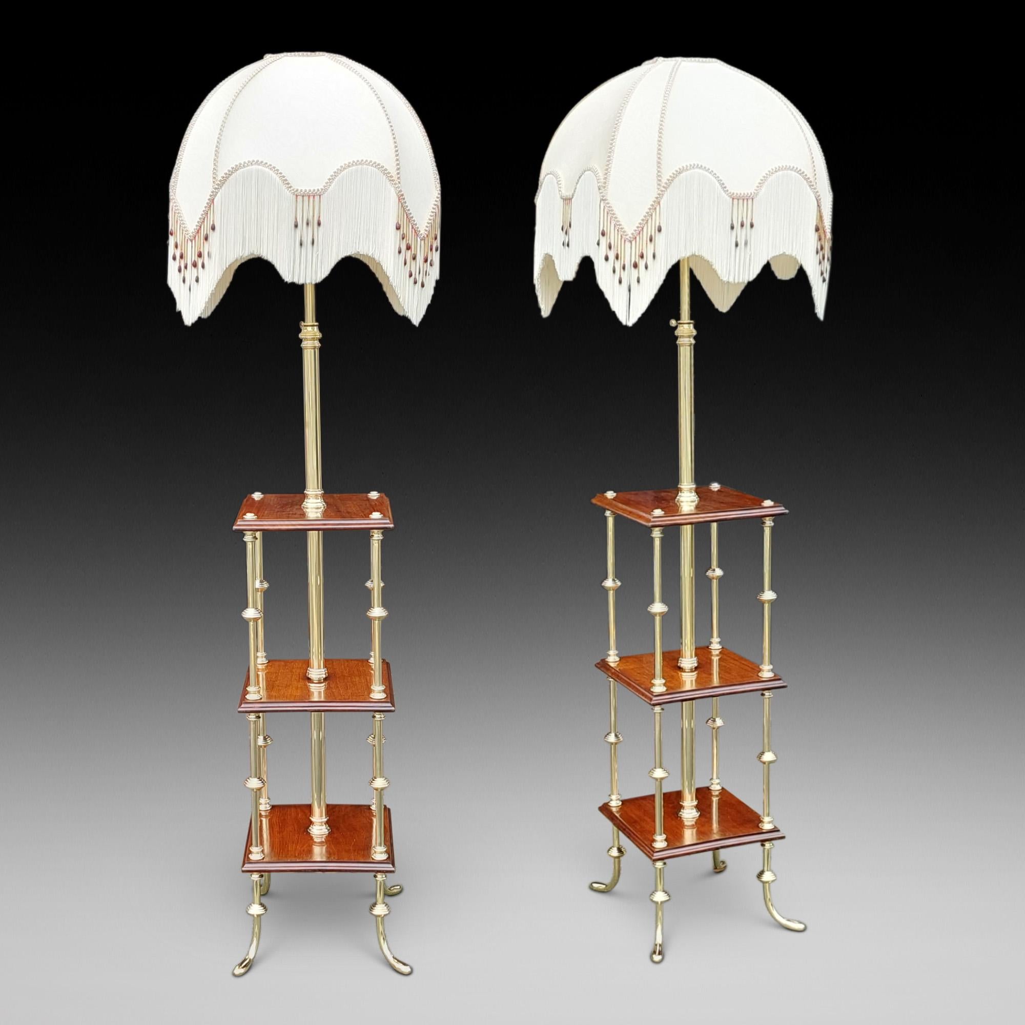 Anglais Paire de lampadaires en laiton et acajou du début du 20e siècle en vente