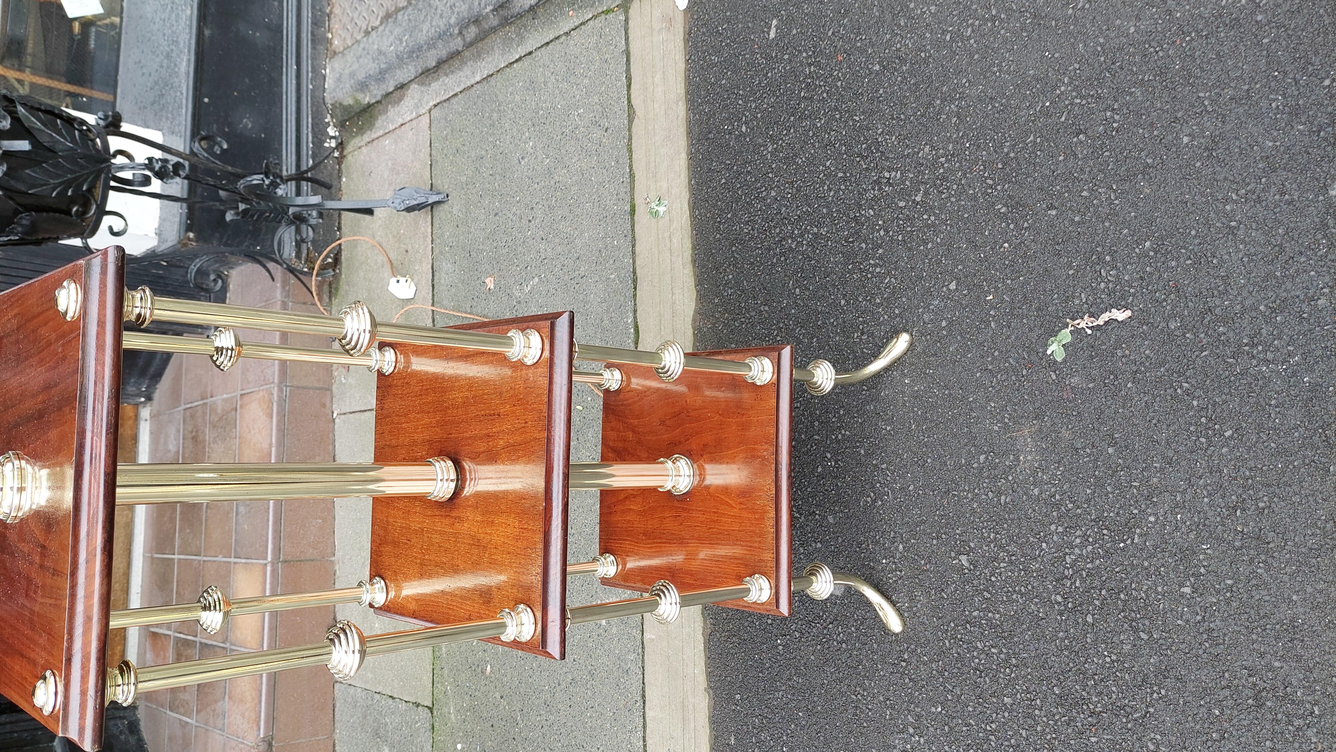 Coppia di colonne di Canterbury in ottone e mogano dell'inizio del XX secolo in vendita 1