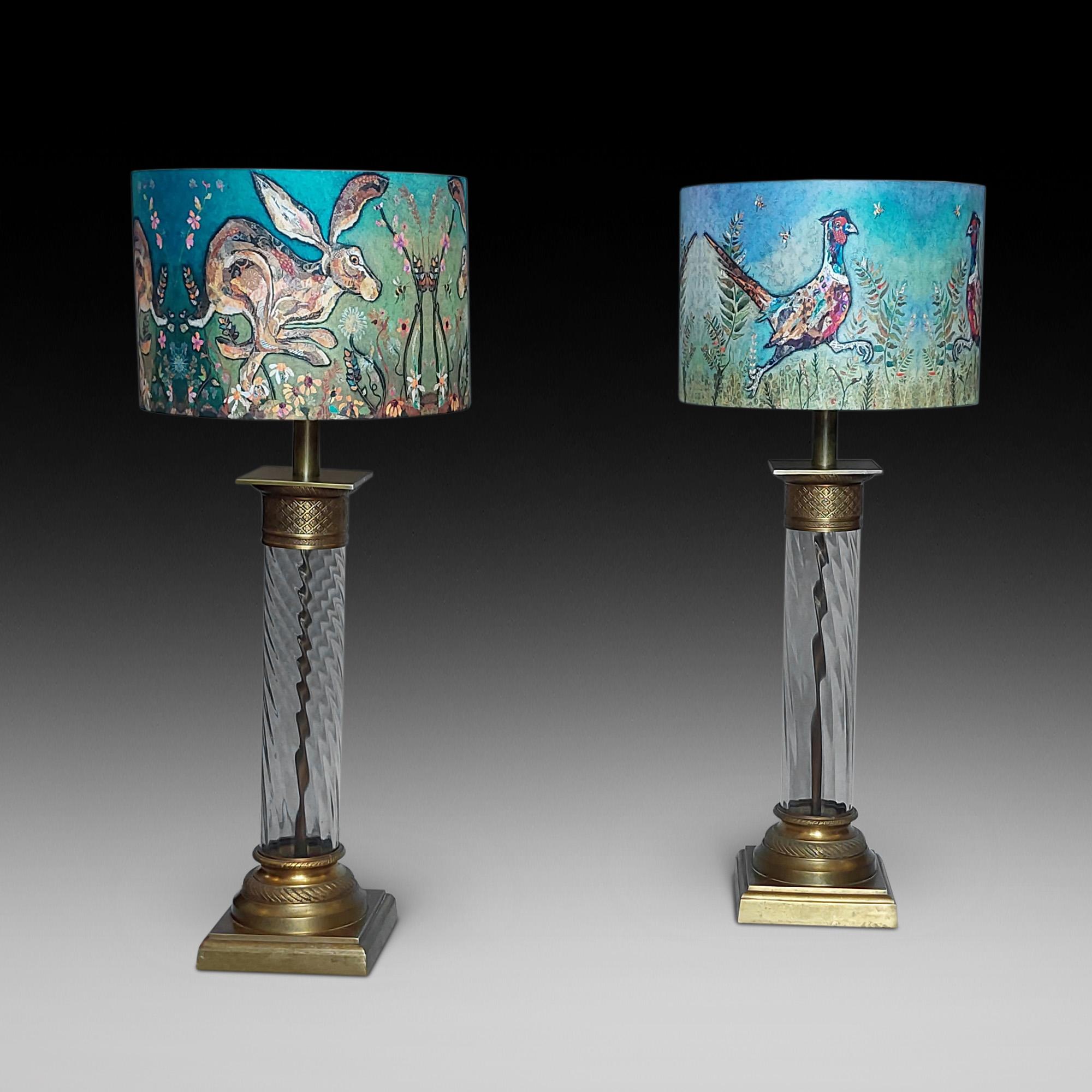 Pareja de lámparas eléctricas de sobremesa de latón y cristal transparente de principios del siglo XX, con tallos de cristal retorcido y bases cuadradas. - 12