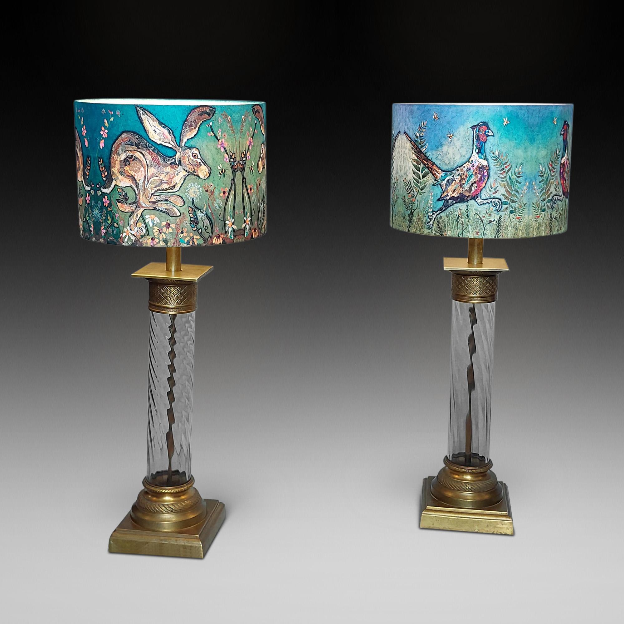 Pareja de lámparas de sobremesa de latón y cristal de principios del siglo XX Inglés en venta