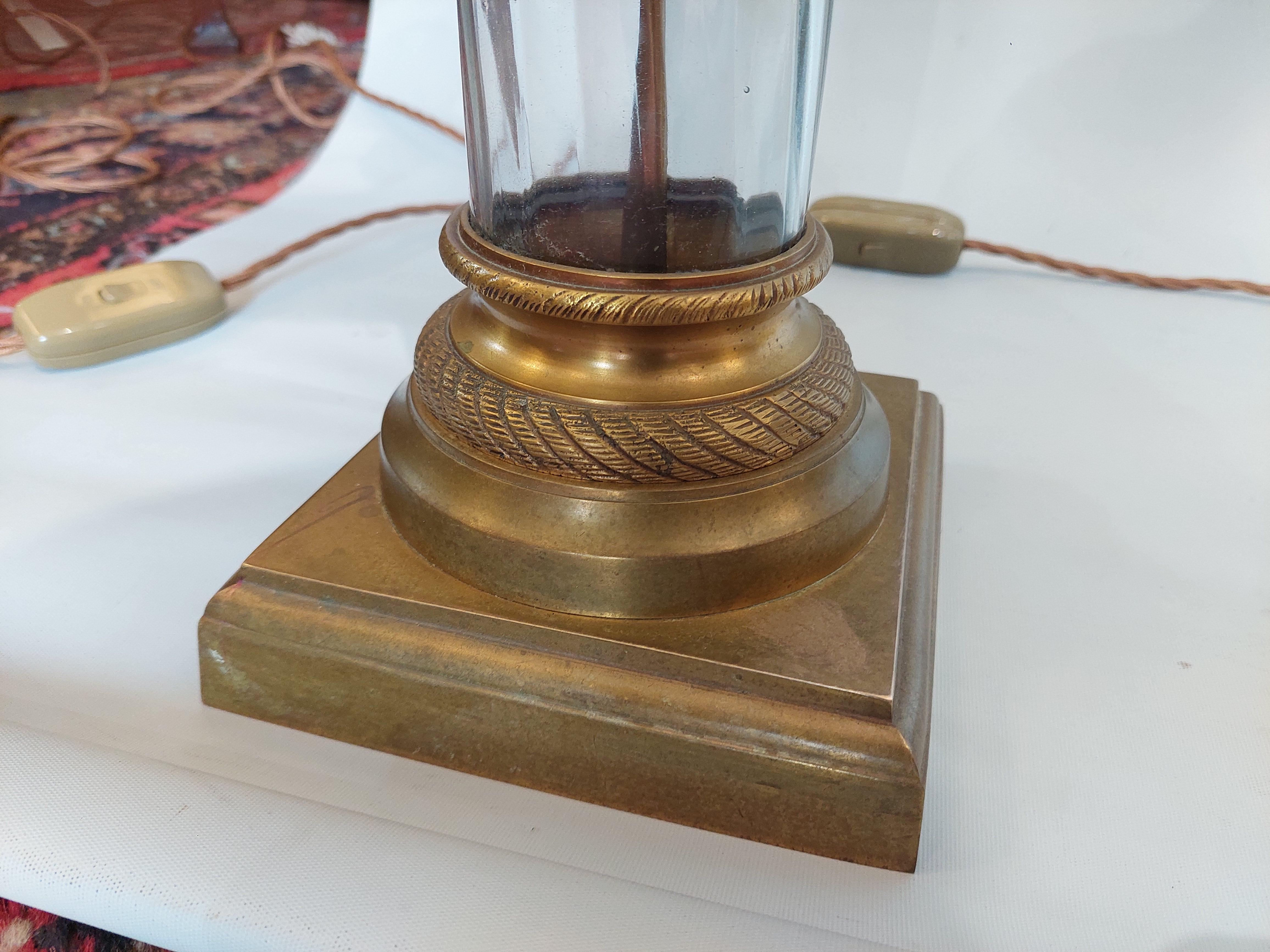 Pareja de lámparas de sobremesa de latón y cristal de principios del siglo XX en venta 1