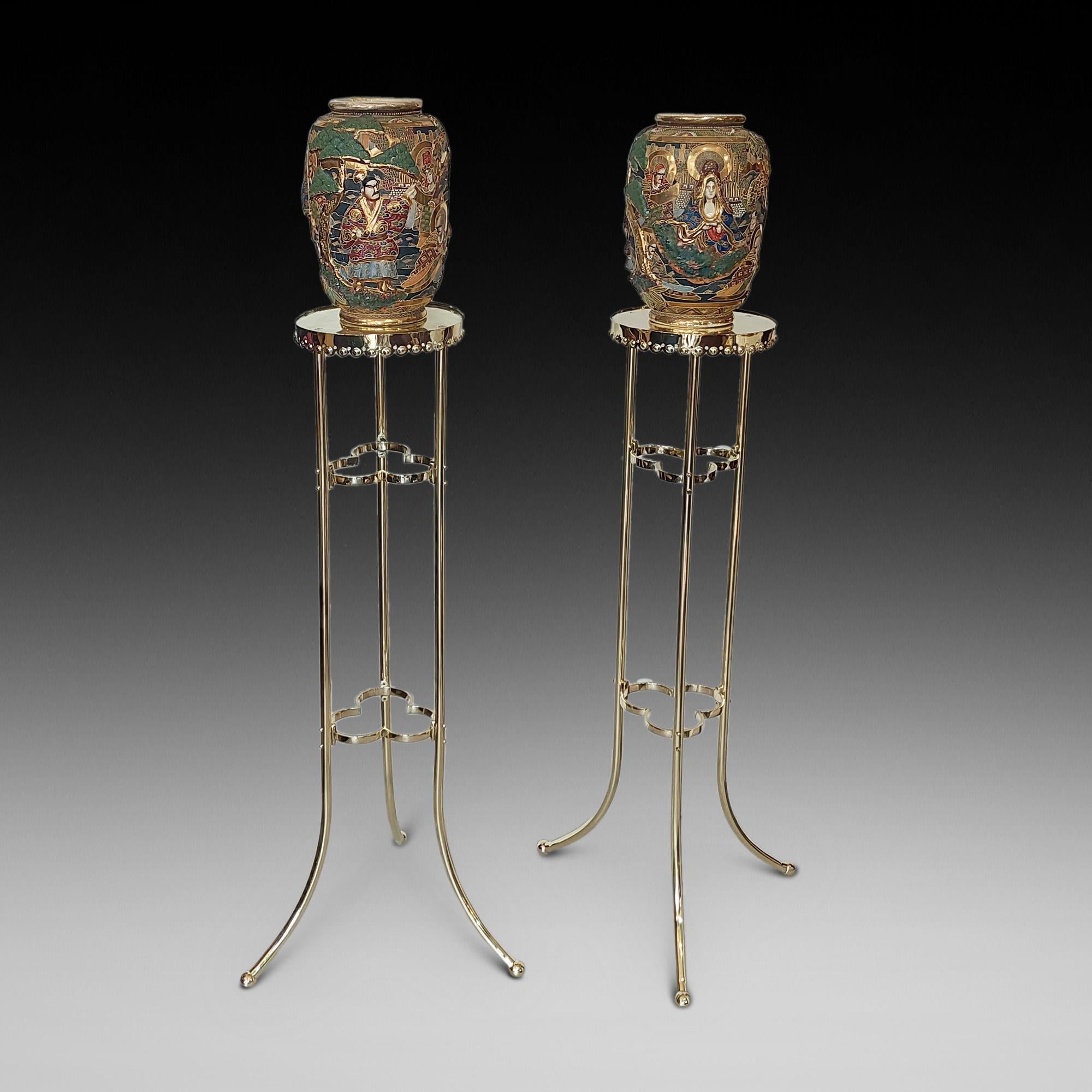 Coppia di portabottiglie in ottone in stile Art Nouveau dell'inizio del XX secolo, sollevate su gambe strombate - diam. 9