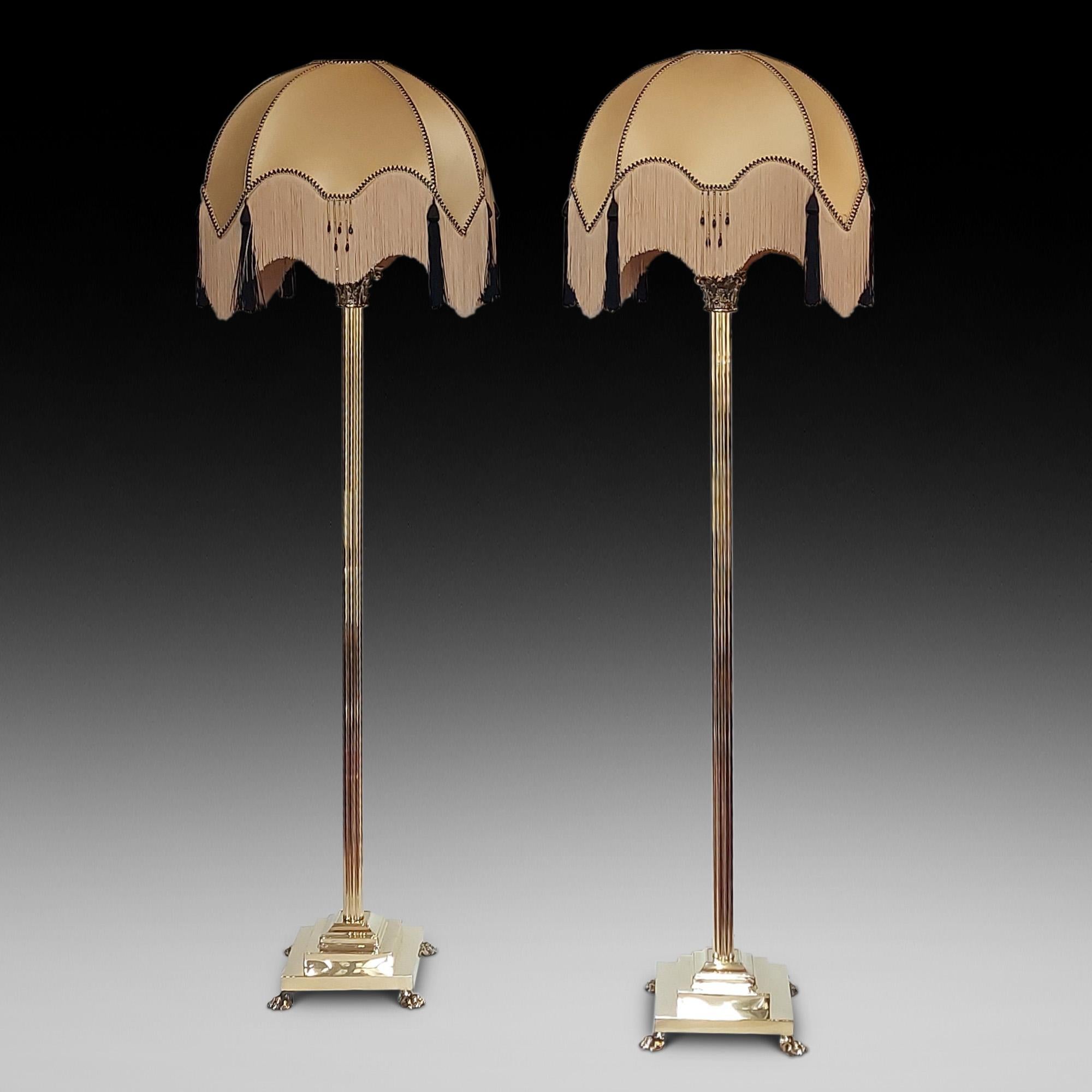 Pair of Early 20thC Cast Brass Standard Lamps - in Form von klassischen korinthischen Säulen auf gestuften Basen auf Löwentatze Füße unterstützt - 22 