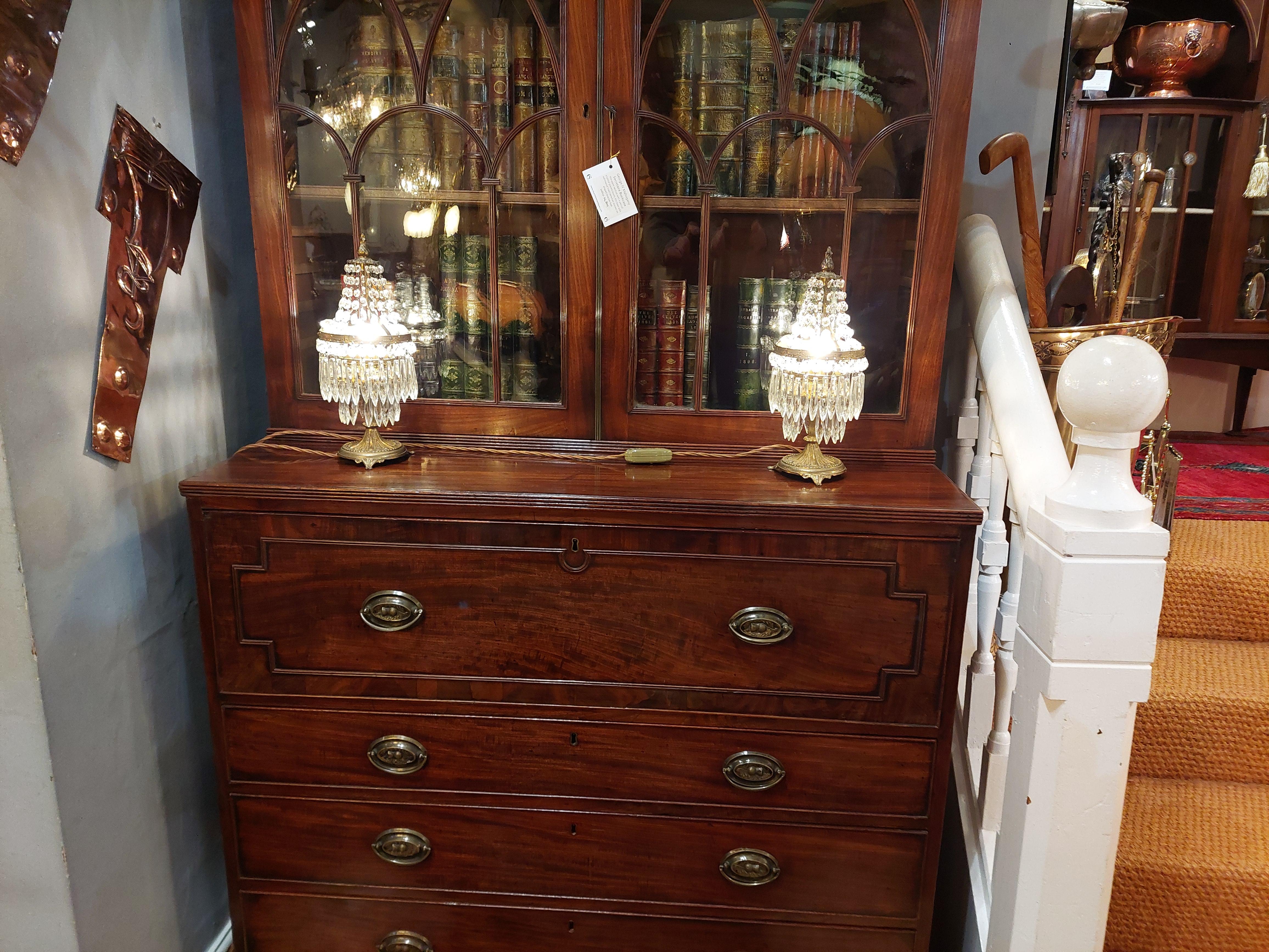 Paire d'objets du début du 20e siècle  Lustres de style français en forme de gouttes de cristal sur des cadres et des bases en bronze doré avec des fleurons en forme de glands au sommet - toutes les lumières et les lampes ont été recâblées avec un