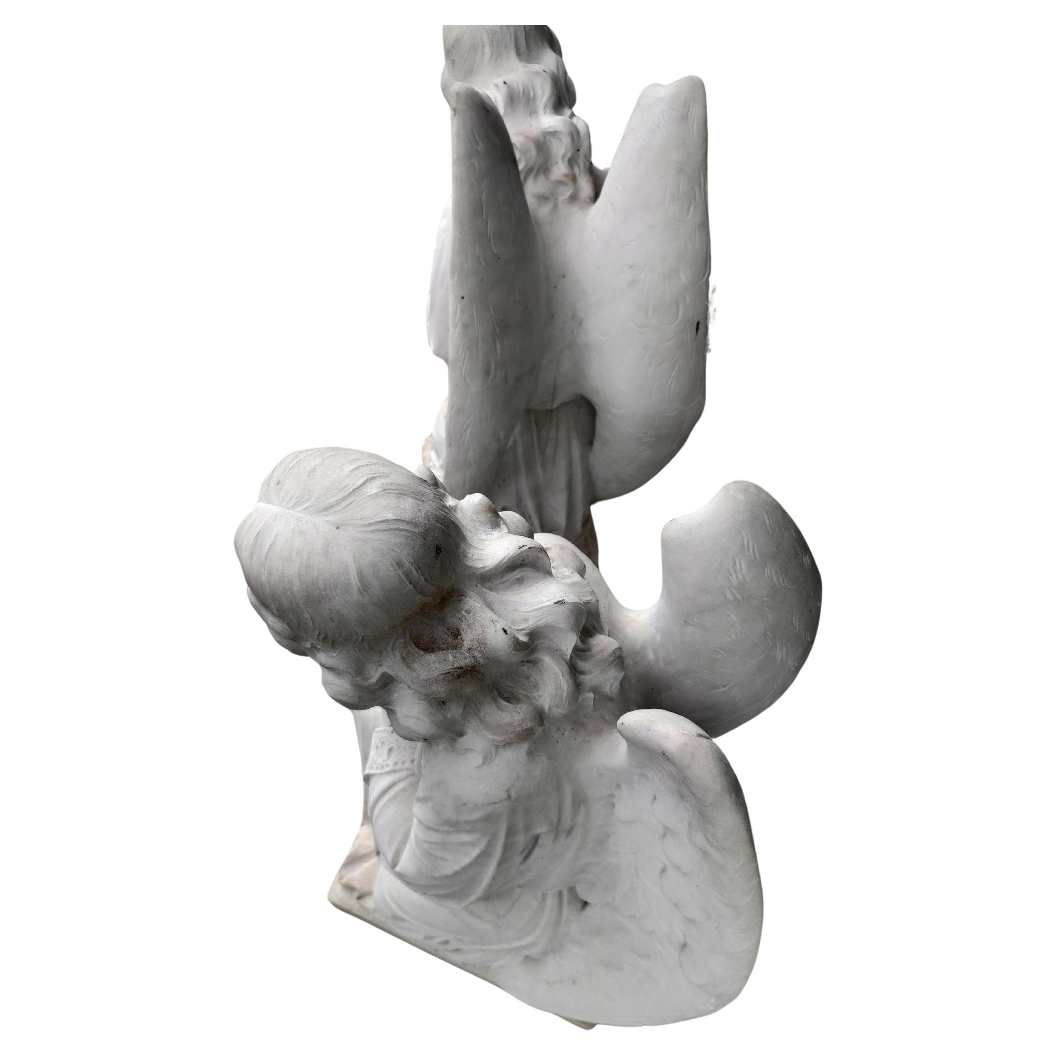 Paire étonnante de statues en marbre ciselées à la main représentant une paire d'anges gardiens agenouillés en train de prier. Fabriqué à la main en Italie à partir de marbre de Carrare dans les années 1920. Ils ont été stockés pendant un certain