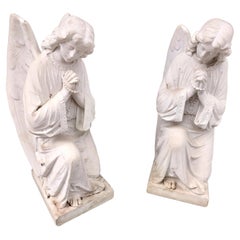 Coppia di angeli custodi in marmo di Carrara intagliati a mano dei primi del Novecento che pregano