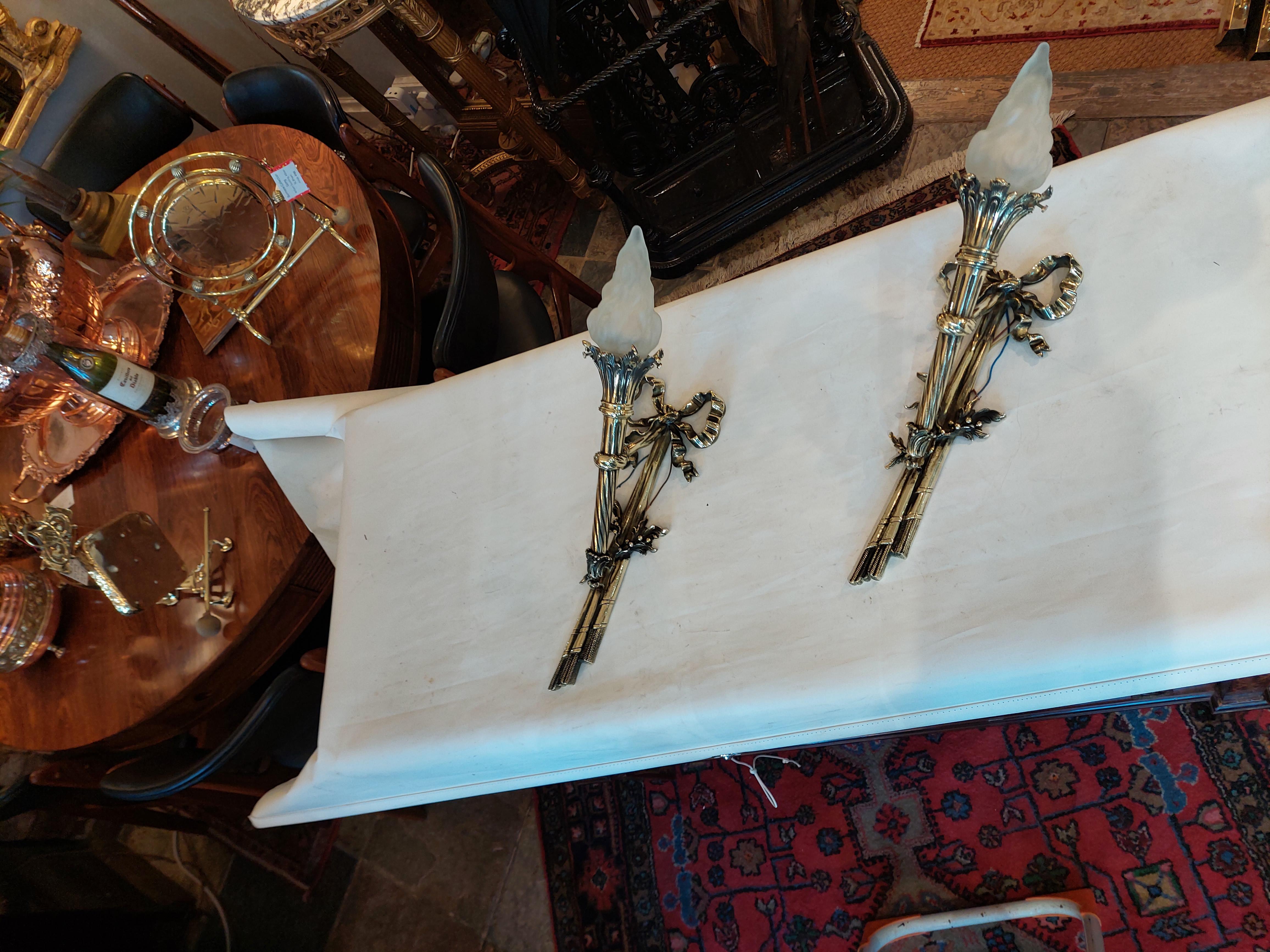 Pair of Early 20thC Neoclassical Brass Wall Sconces Renacimiento neoclásico en venta
