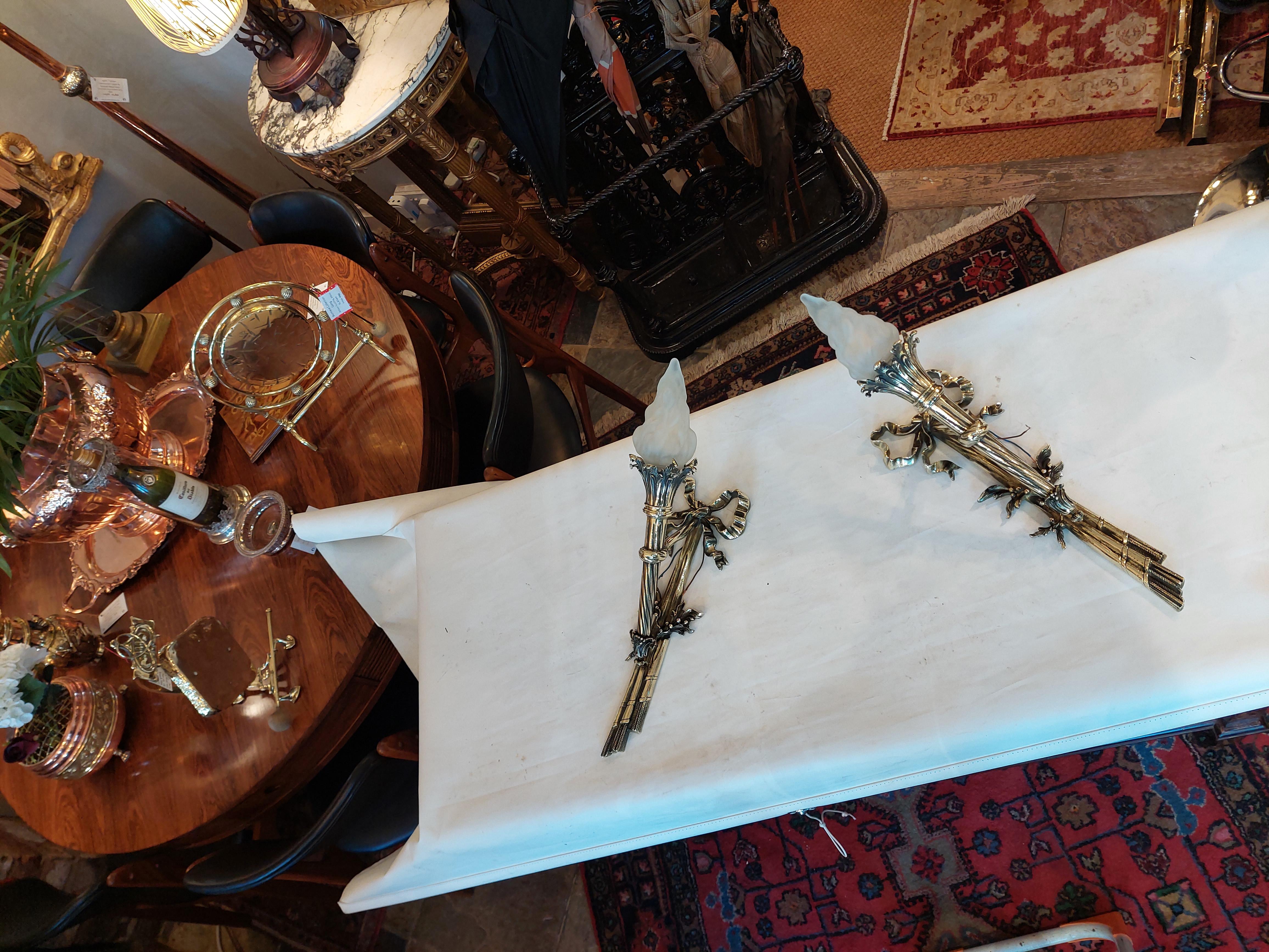 Pair of Early 20thC Neoclassical Brass Wall Sconces Inglés en venta