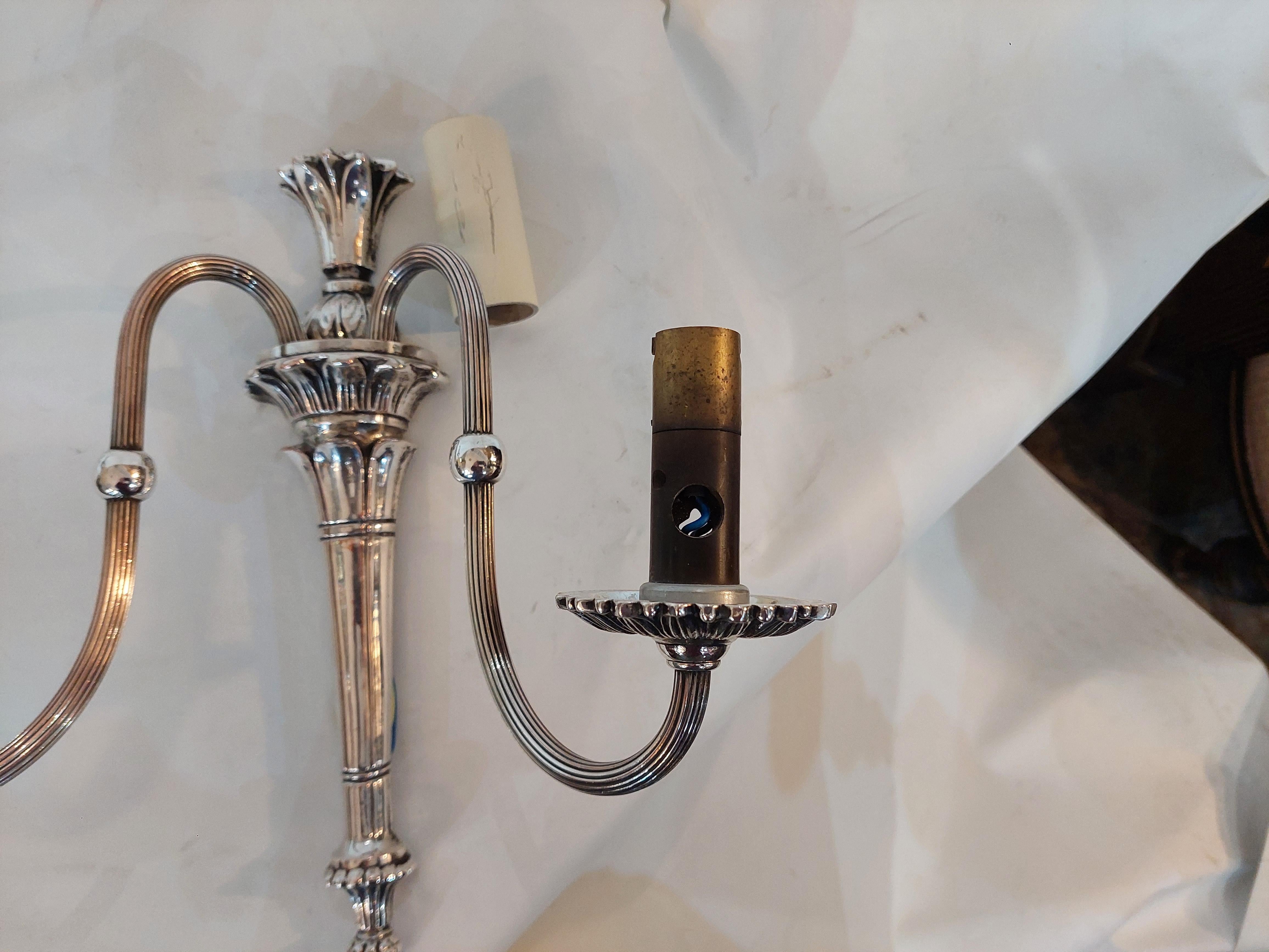 Coppia di applique neoclassiche placcate in argento dei primi anni del XX secolo in vendita 4