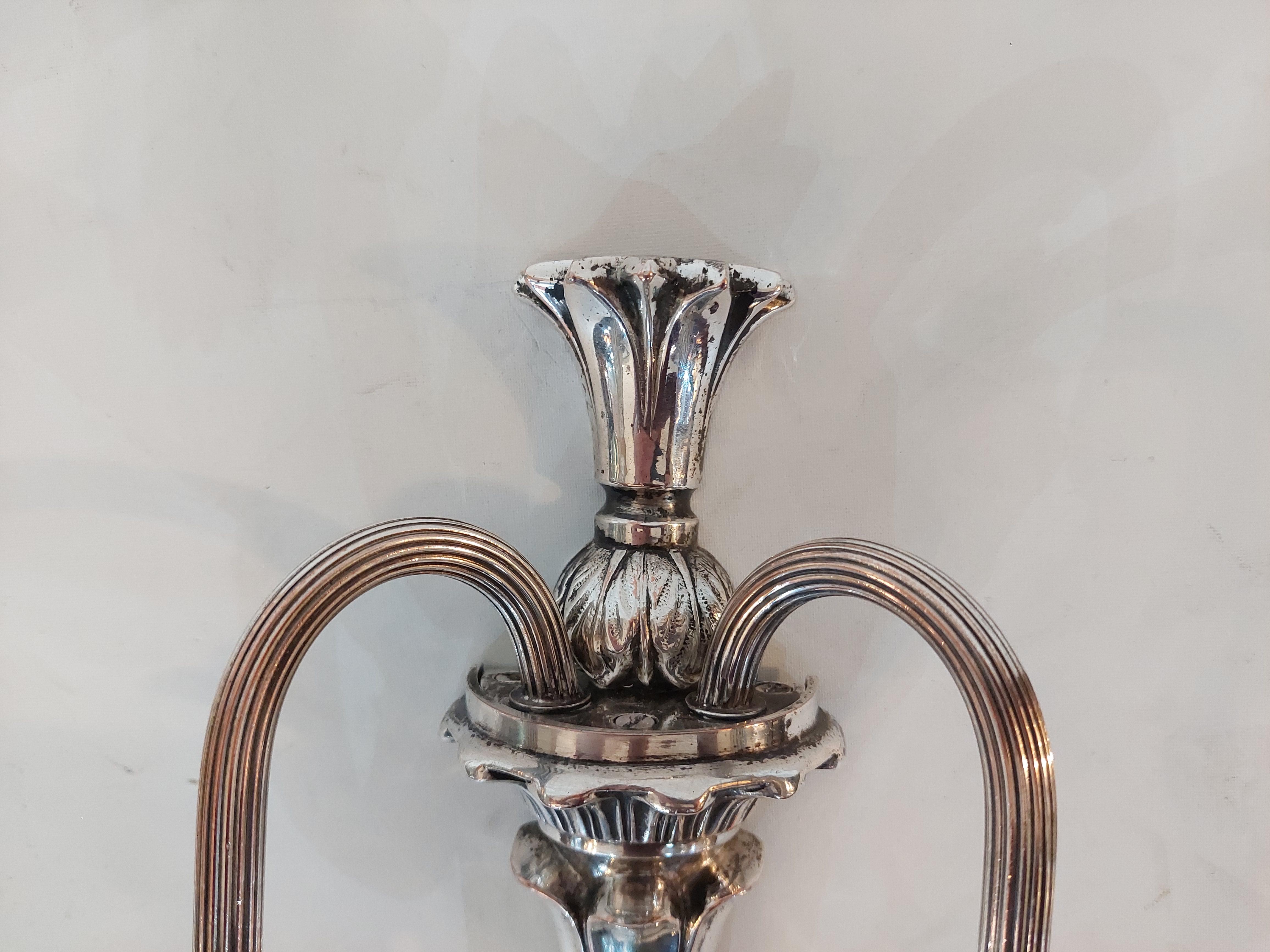 Coppia di applique neoclassiche placcate in argento dei primi anni del XX secolo in vendita 5