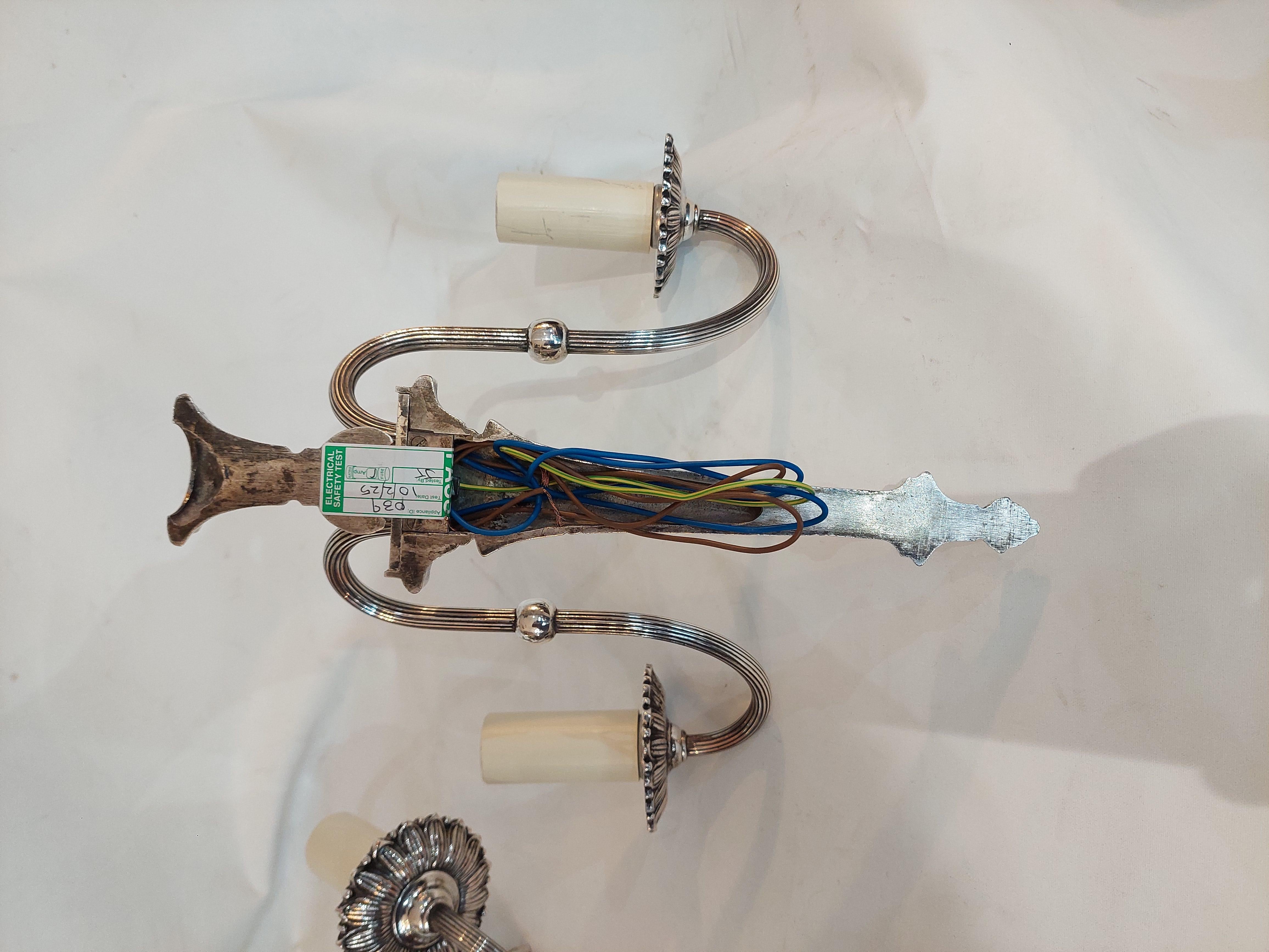 Coppia di applique neoclassiche placcate in argento dei primi anni del XX secolo in vendita 6