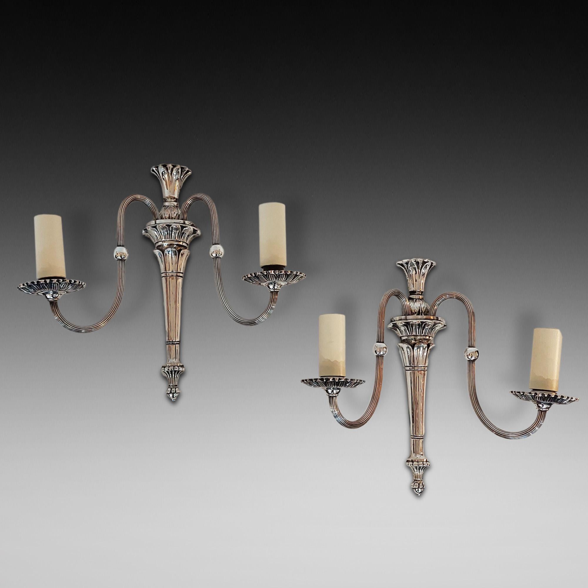 Coppia di lampade da parete placcate in argento dei primi del Novecento dal design neoclassico con portacandele a rosetta, bracci a voluta e torcia decorata con foglie d'acanto 13 