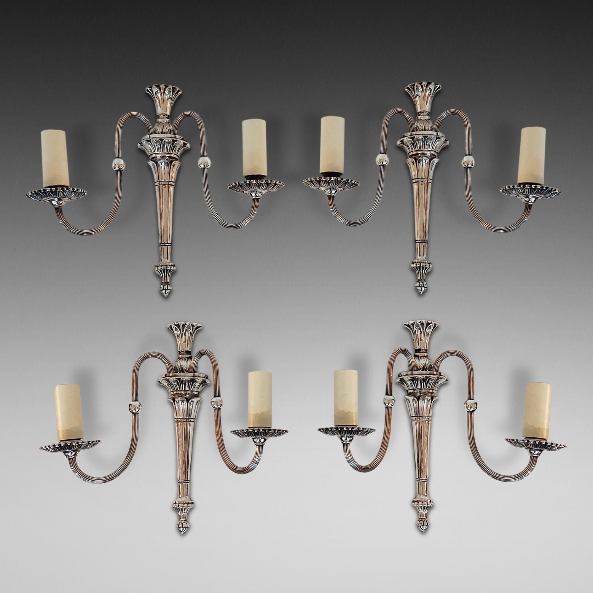 Neoclassico Coppia di applique neoclassiche placcate in argento dei primi anni del XX secolo in vendita