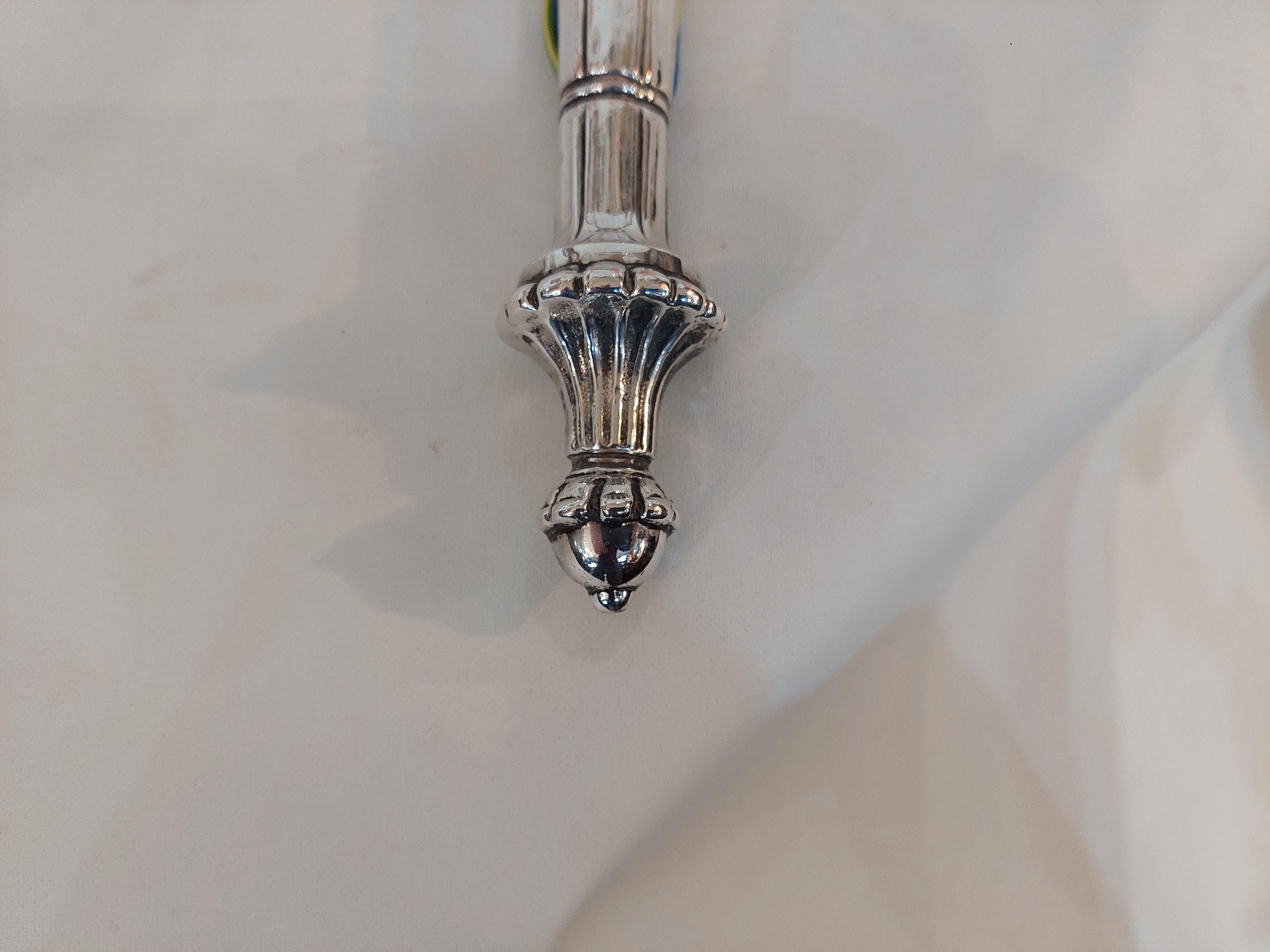 Inglese Coppia di applique neoclassiche placcate in argento dei primi anni del XX secolo in vendita