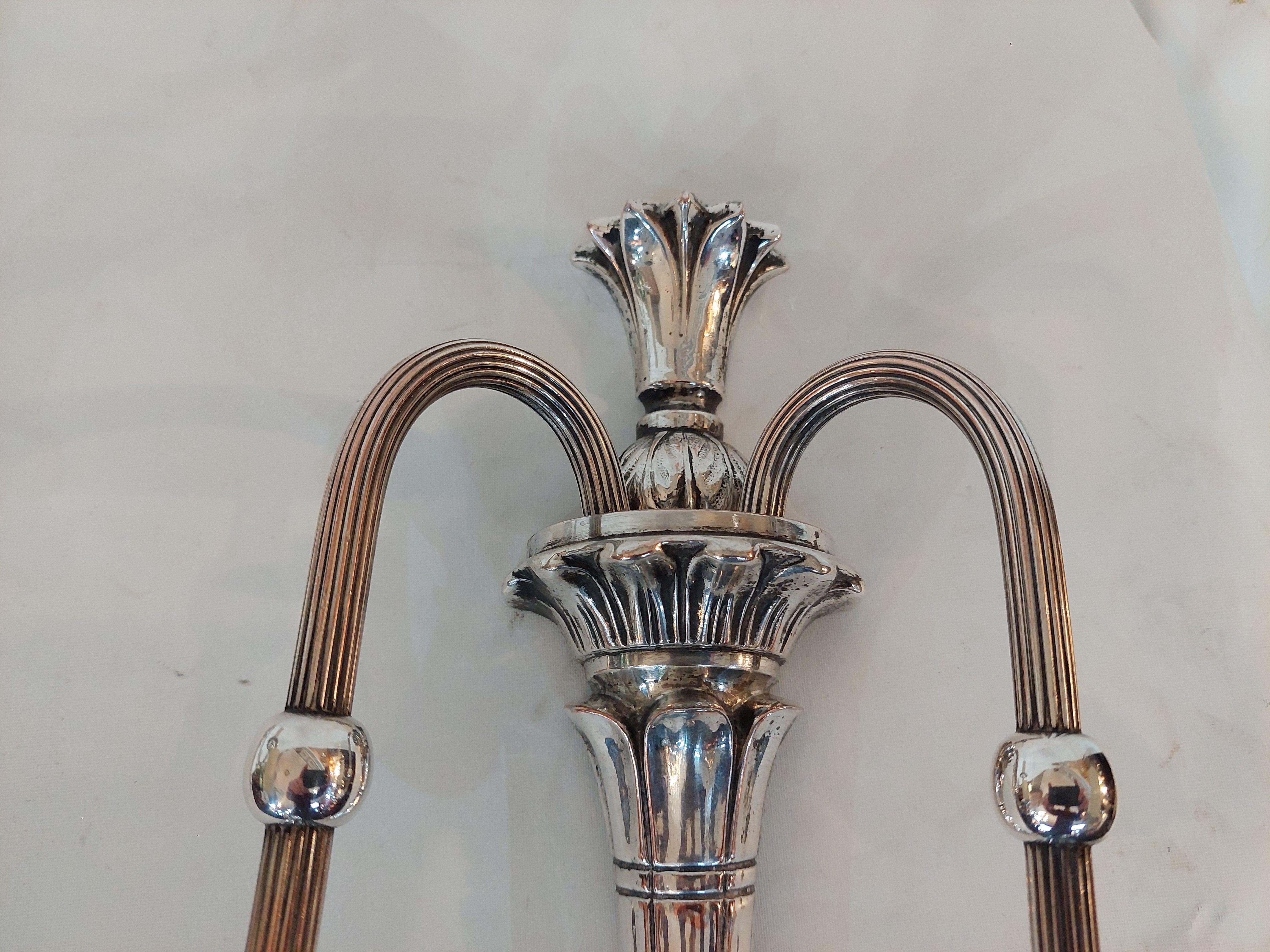 Coppia di applique neoclassiche placcate in argento dei primi anni del XX secolo In condizioni buone in vendita a Altrincham, GB