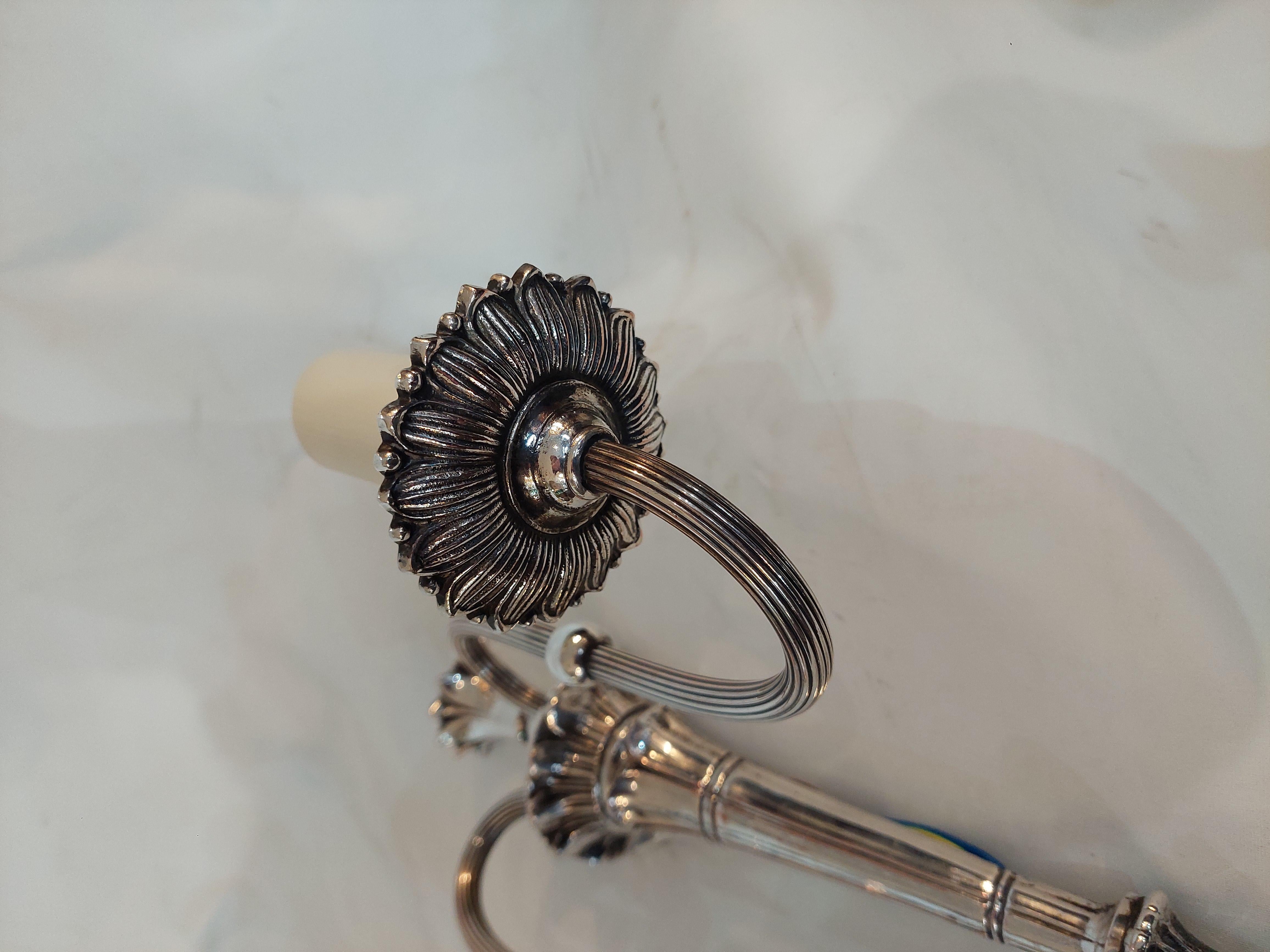 Placcato argento Coppia di applique neoclassiche placcate in argento dei primi anni del XX secolo in vendita