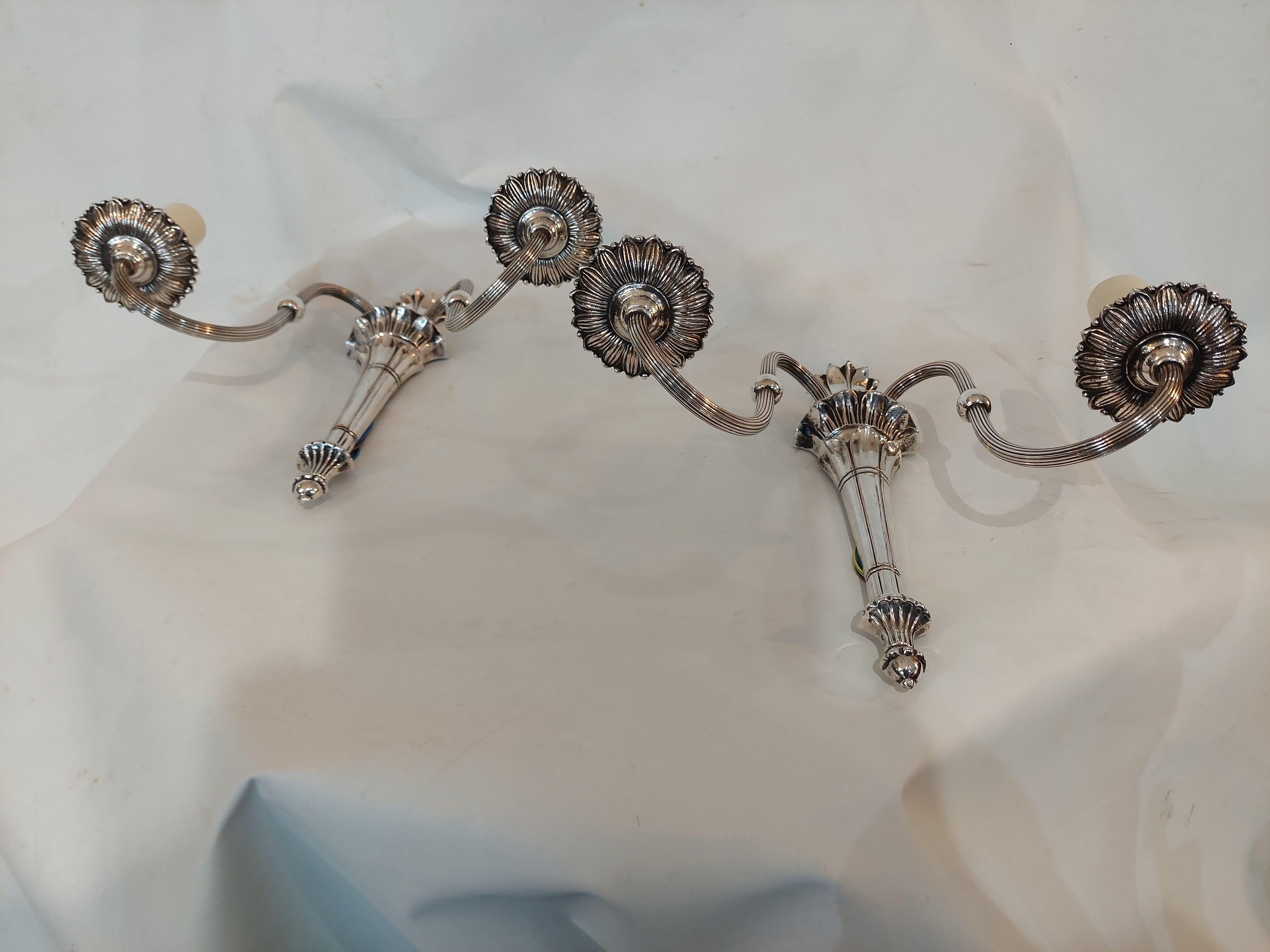 Coppia di applique neoclassiche placcate in argento dei primi anni del XX secolo in vendita 1
