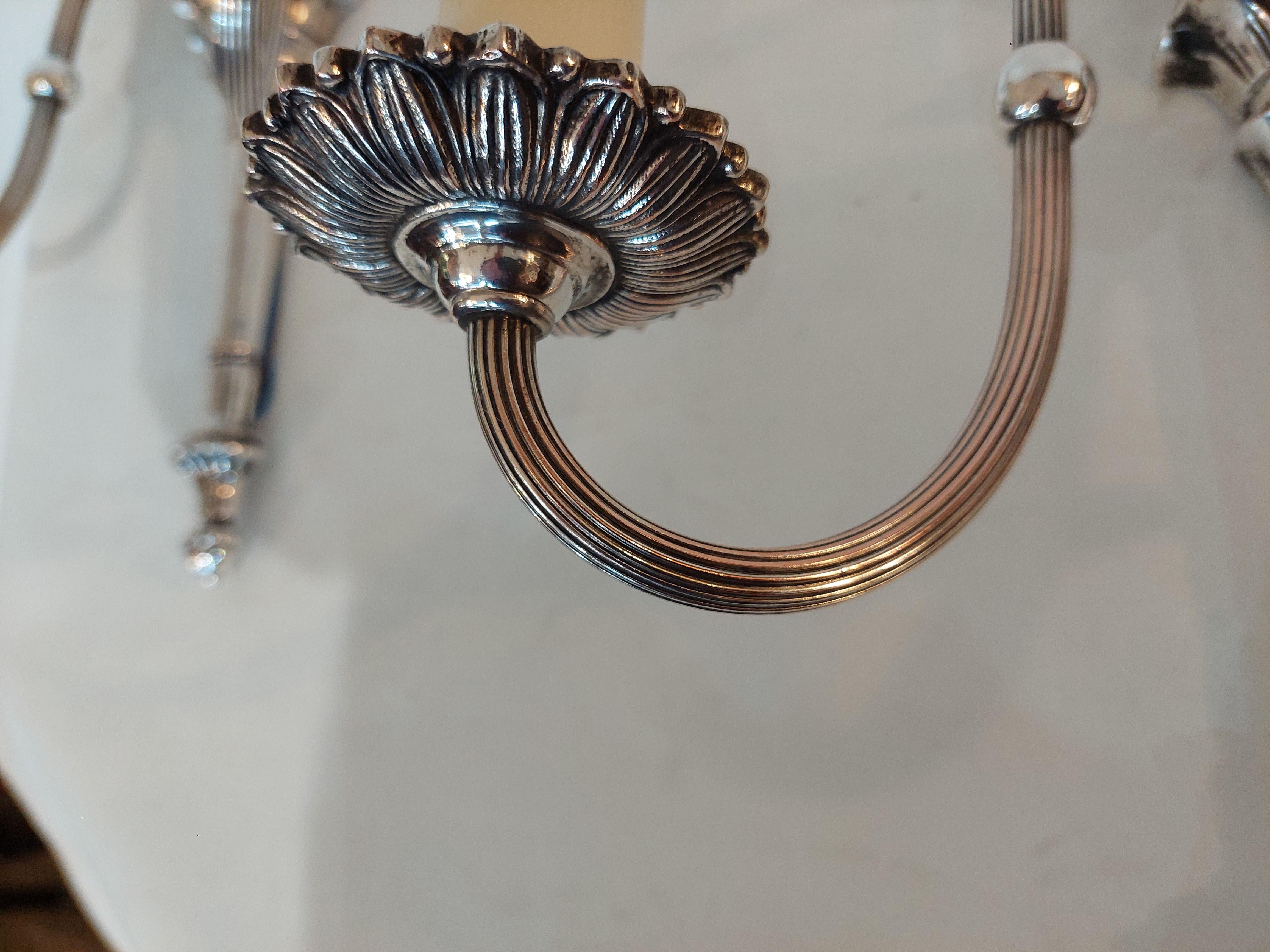 Coppia di applique neoclassiche placcate in argento dei primi anni del XX secolo in vendita 3