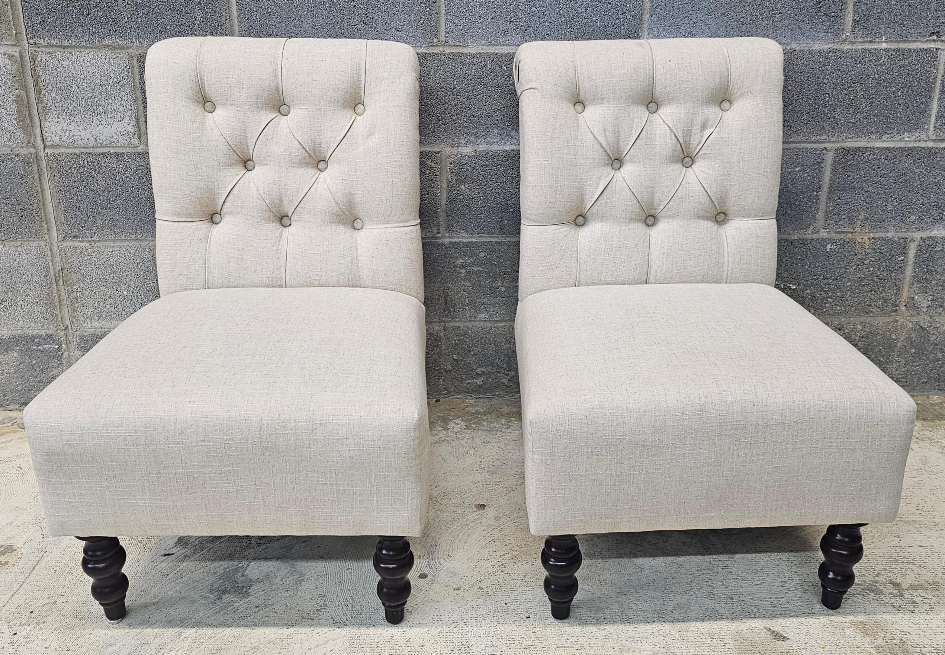 Paire de chaises rembourrées et capitonnées du début du 21e siècle.
Mesure 22