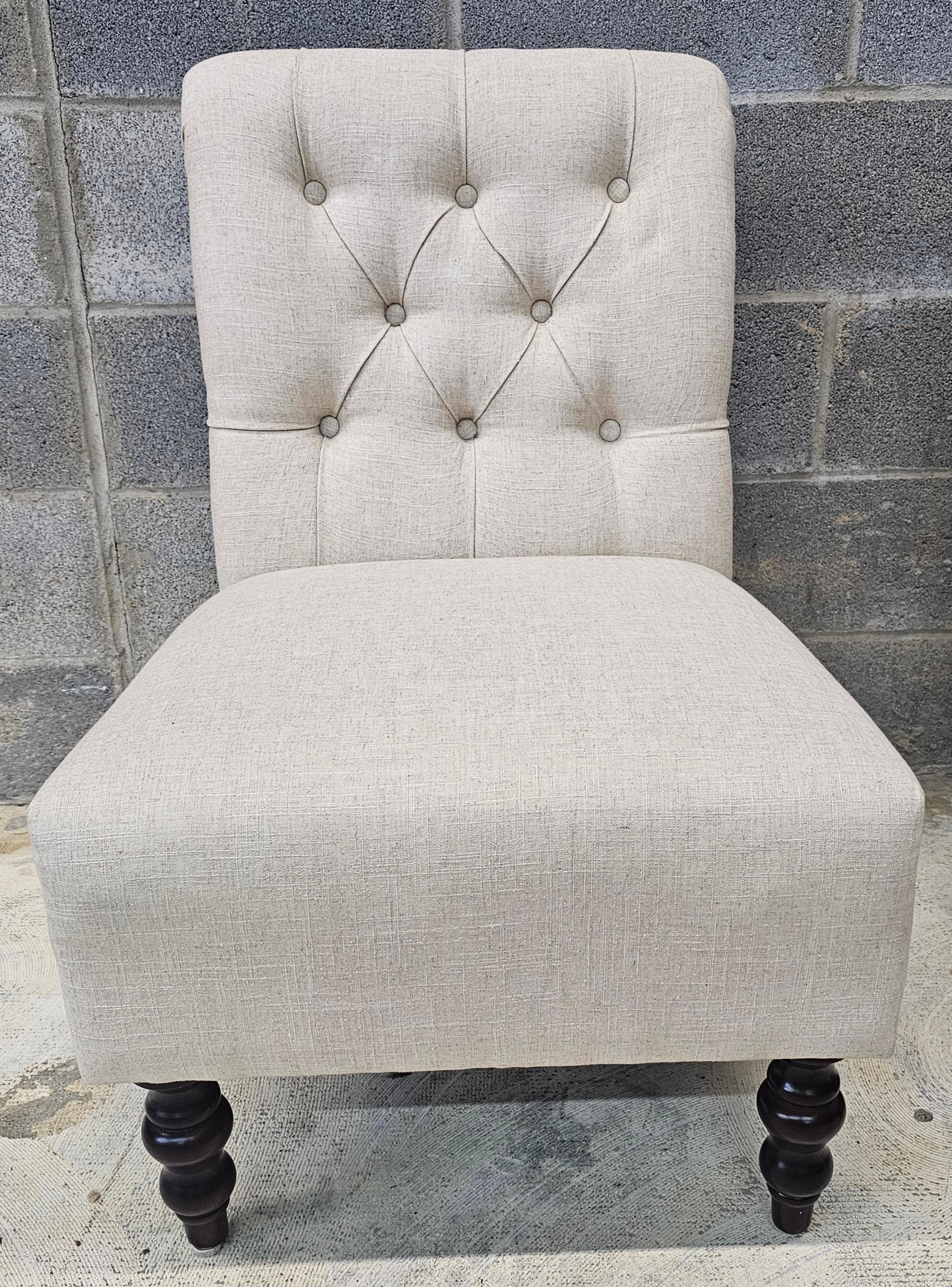 Moderne Paire de chaises pantoufles tapissées et matelassées du début du 21e siècle en vente