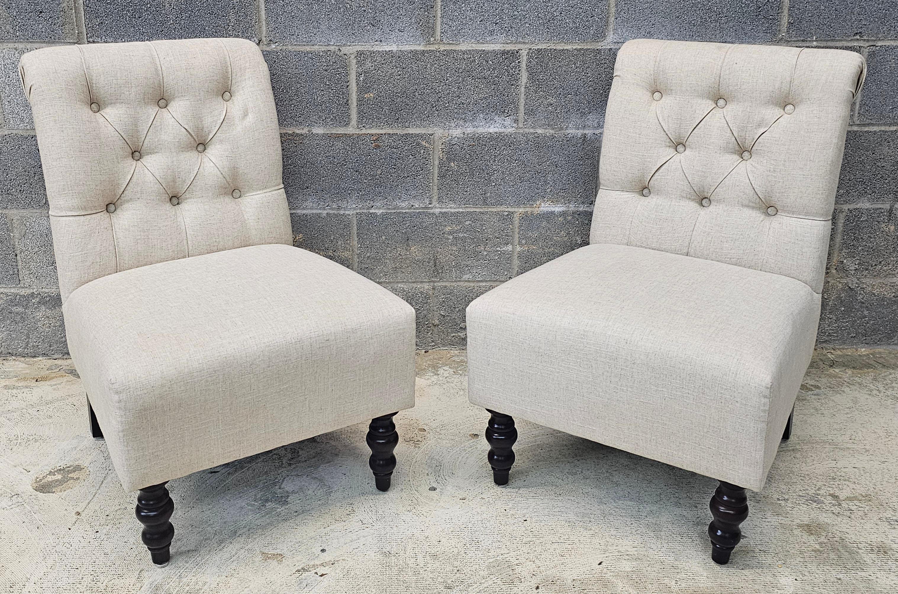 Autre Paire de chaises pantoufles tapissées et matelassées du début du 21e siècle en vente