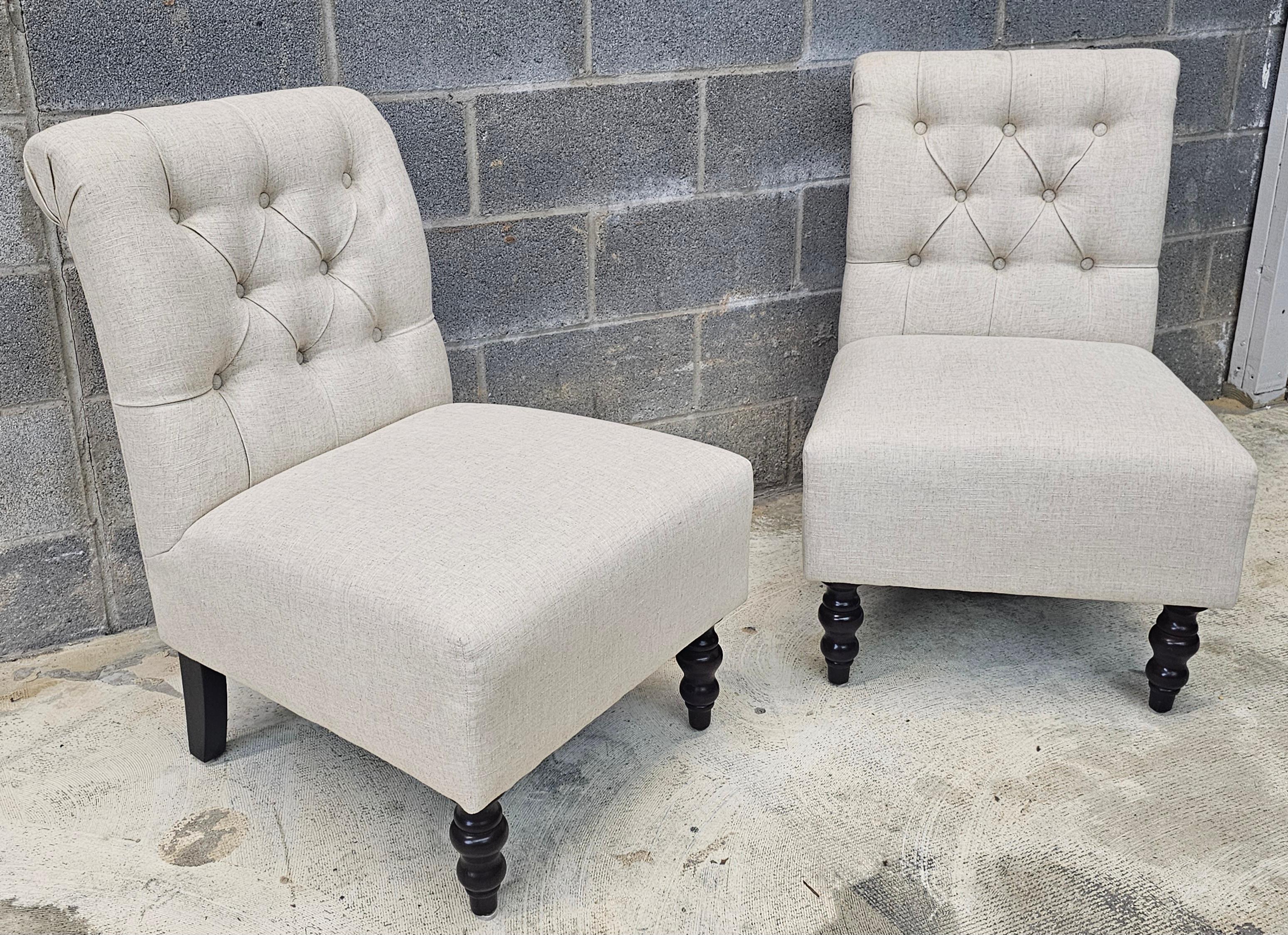 Paire de chaises pantoufles tapissées et matelassées du début du 21e siècle Bon état - En vente à Germantown, MD
