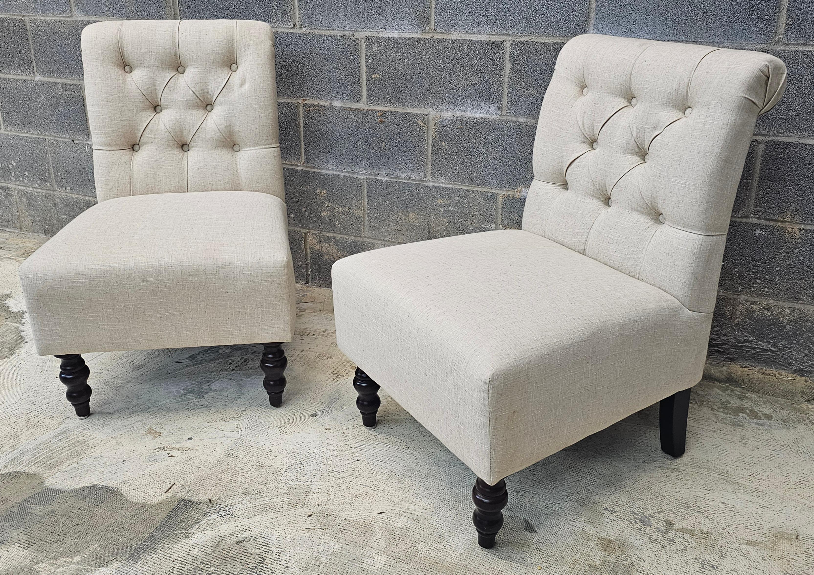 XXIe siècle et contemporain Paire de chaises pantoufles tapissées et matelassées du début du 21e siècle en vente