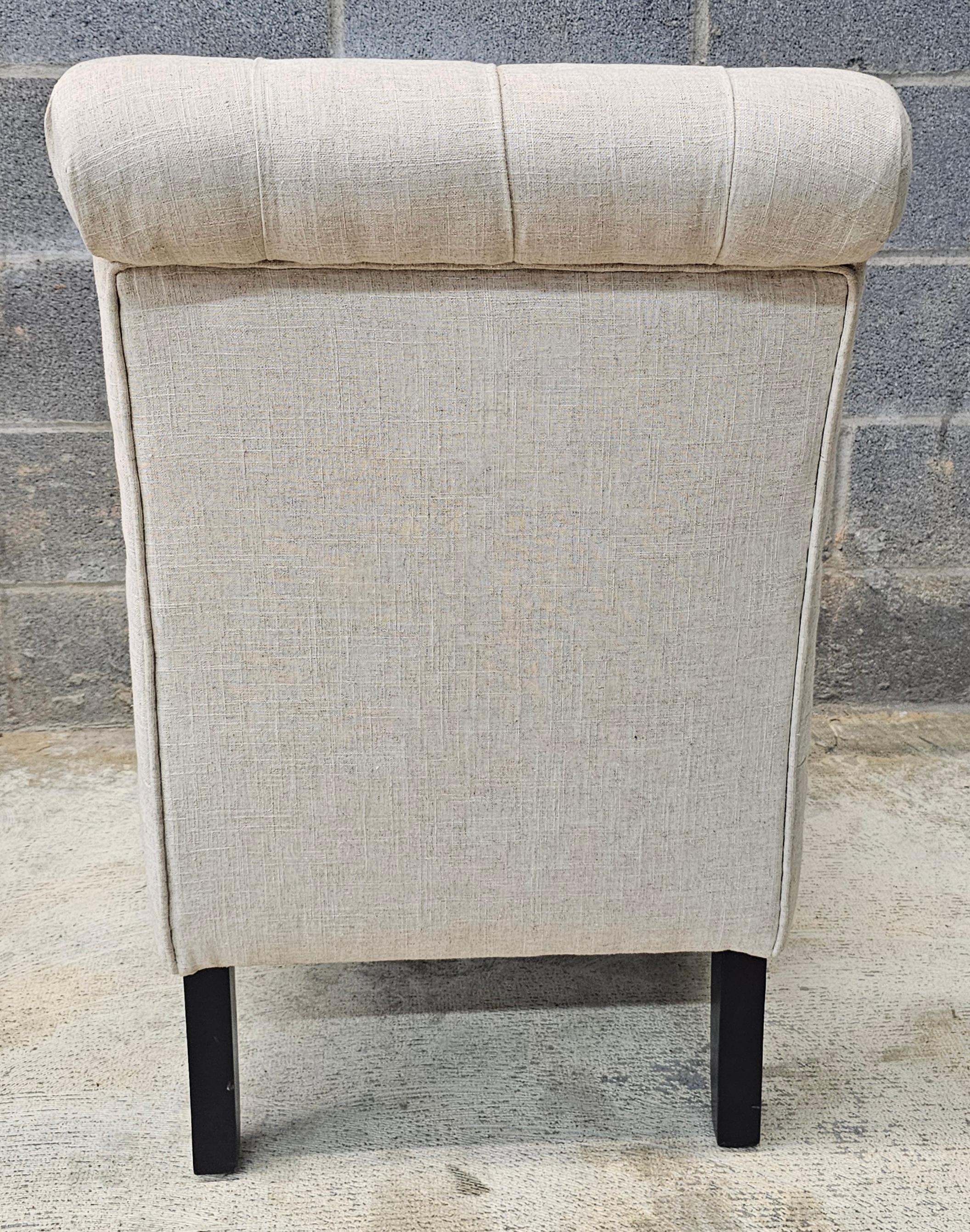 Bois Paire de chaises pantoufles tapissées et matelassées du début du 21e siècle en vente