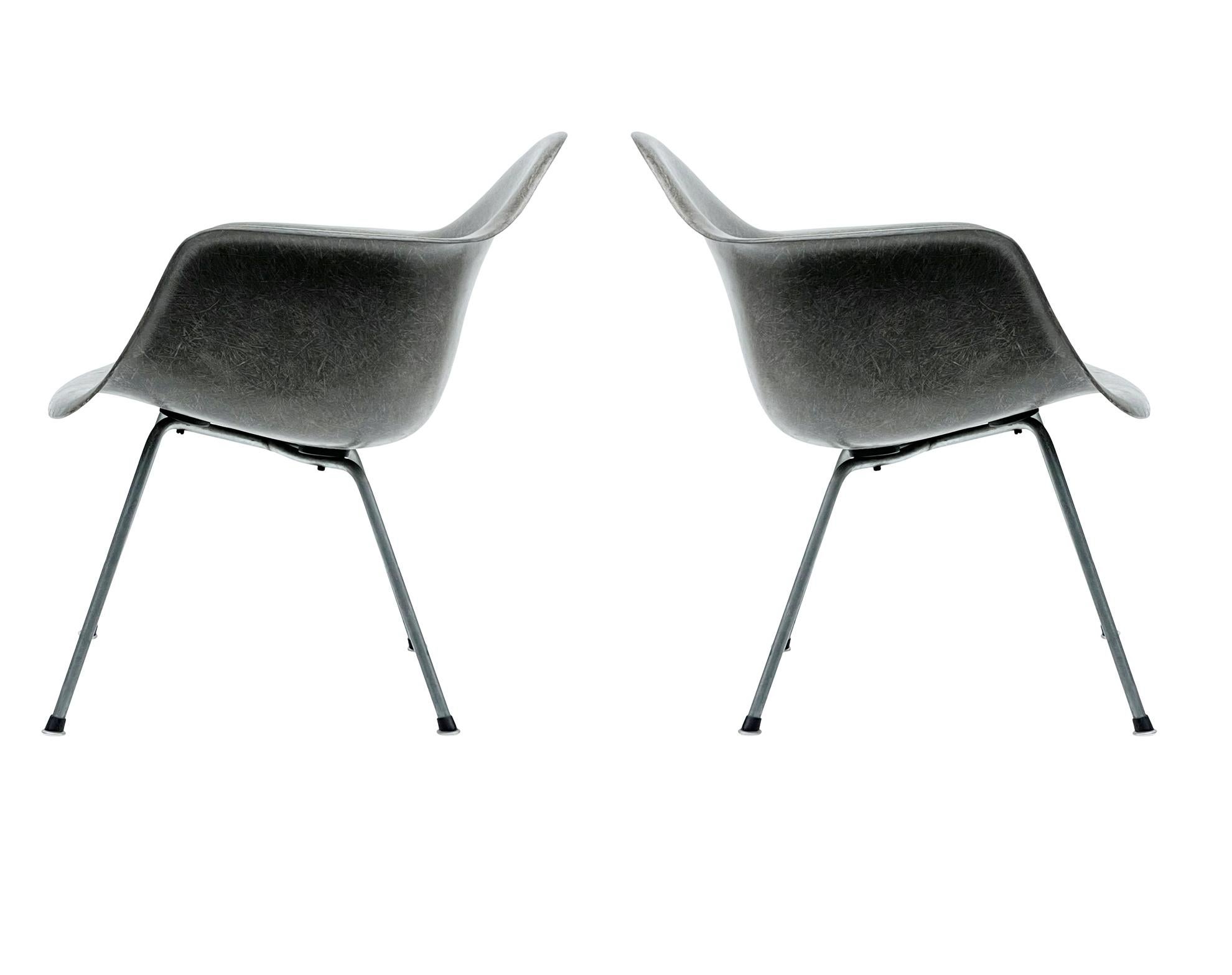 Mid-Century Modern Pair of Early 2nd Generation Eames Fiberglass LAX Lounge Chairs in Elephant Gray For Sale